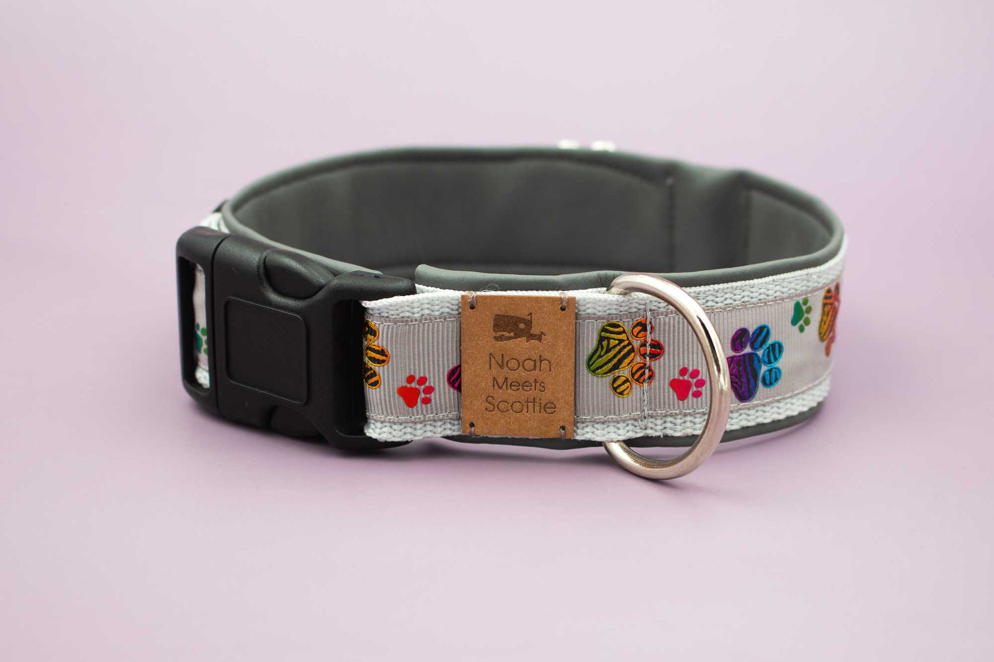 Detailansicht Hundehalsband CHARLIE, verstellbar und robust, buntes Pfotenmuster in Rot, Blau, Grün und Gelb