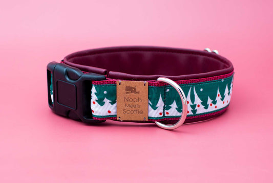 Frontansicht Hundehalsband CHRISTMAS TREE im Weihnachtsdesign mit dunkelgrünen Tannenbäumen, weich gefüttert in Weinrot