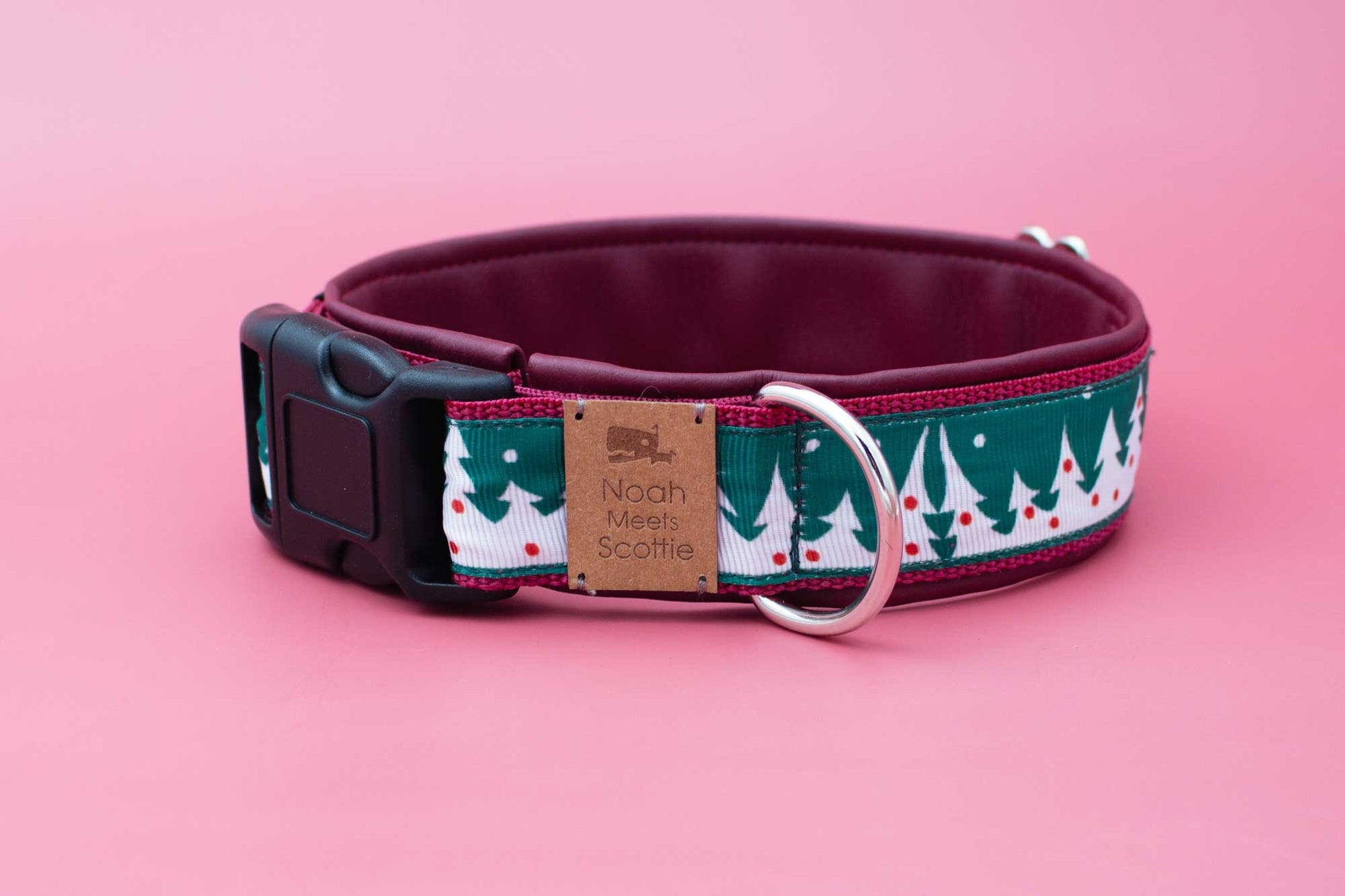 Detailansicht Hundehalsband CHRISTMAS TREE, robust und verstellbar, festliches Muster mit Weihnachtsbäumen