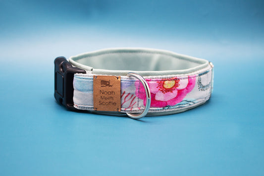 Hundehalsband CORAL GLOW in Hellblau mit bunten Korallen – maritimes Unterwasser-Motiv
