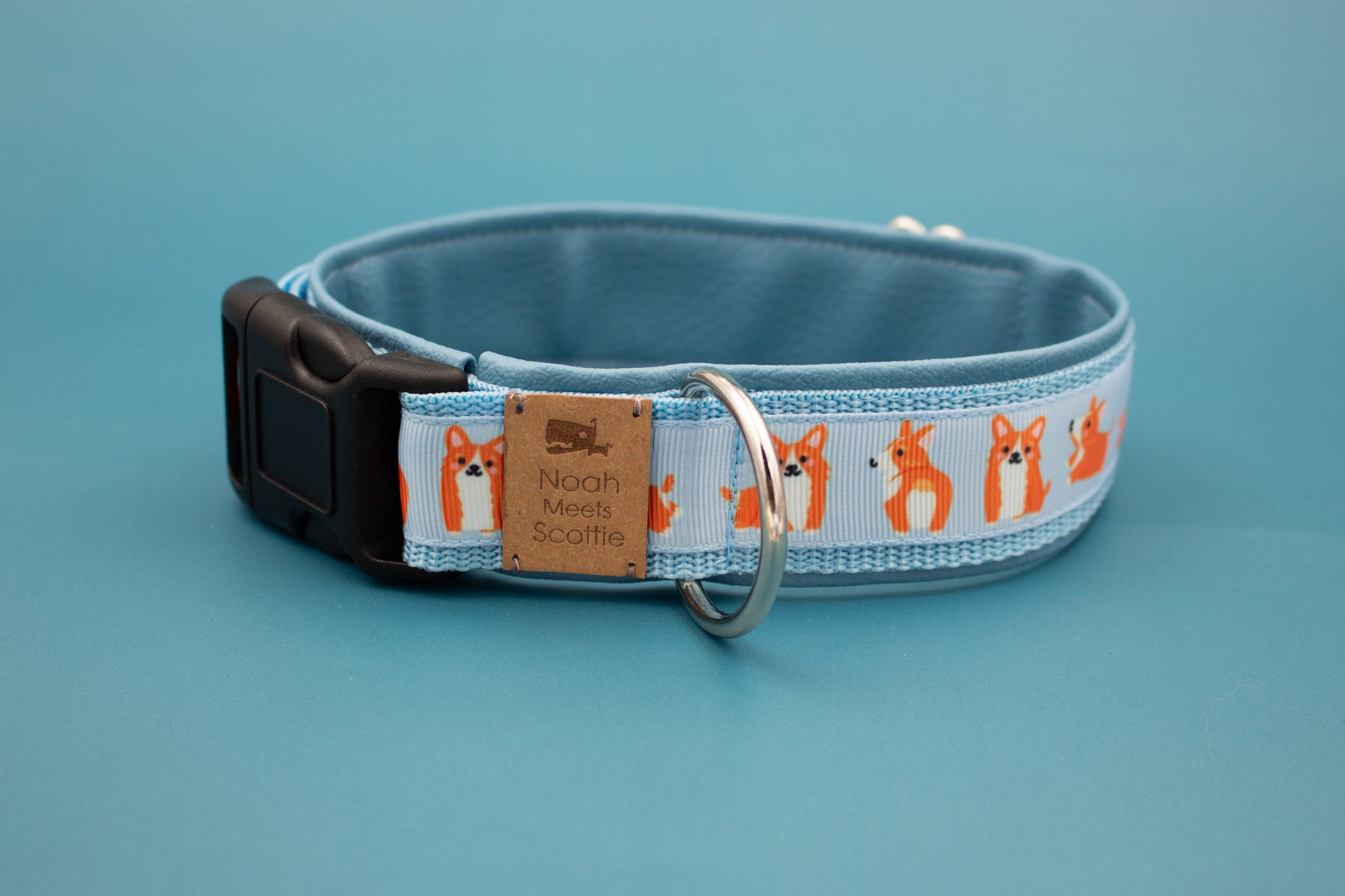 Detailansicht Hundehalsband CORGI mit orangefarbenen Corgis auf hellblauem Hintergrund