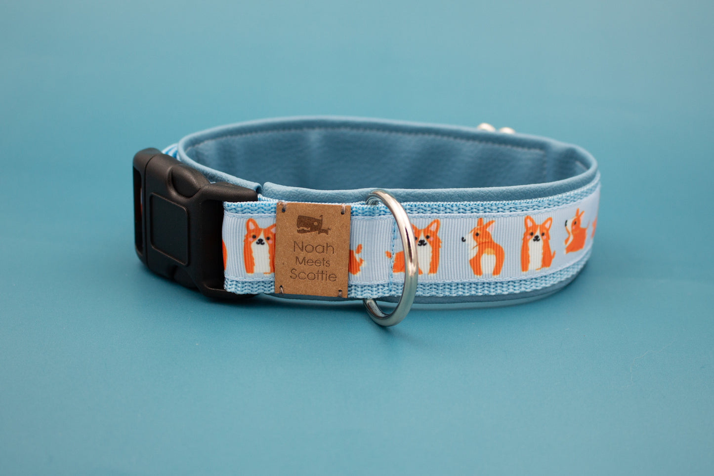 Seitenansicht Hundehalsband CORGI, weich gefüttert mit hellblauem Kunstleder