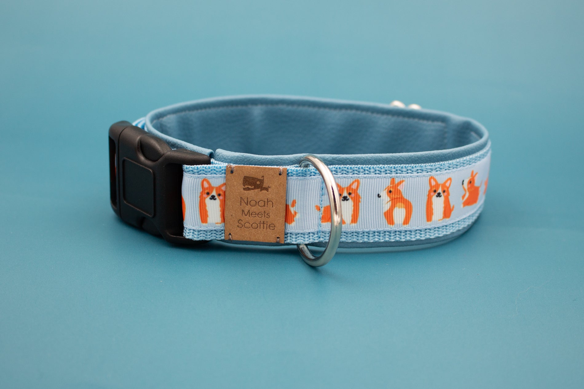 Seitenansicht Hundehalsband CORGI, weich gefüttert mit hellblauem Kunstleder