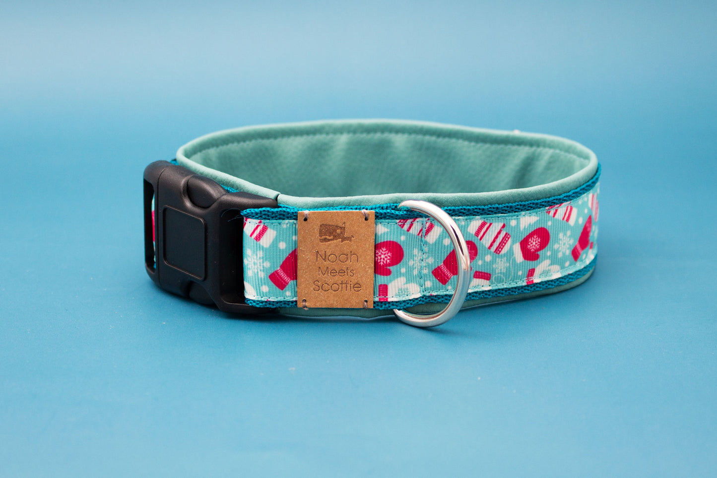 Hundehalsband CRISPY COLD mit Winterdesign, Handschuhen und Schneeflocken in Mintgrün Pink – Frontansicht