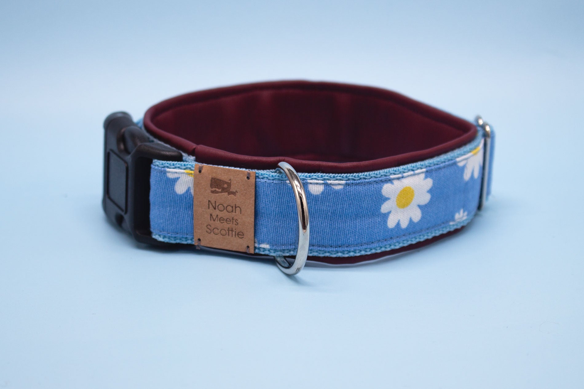 Hundehalsband DAISY MAISY – hellblauer Stoff mit Gänseblümchen, weich gefüttert, romantisch