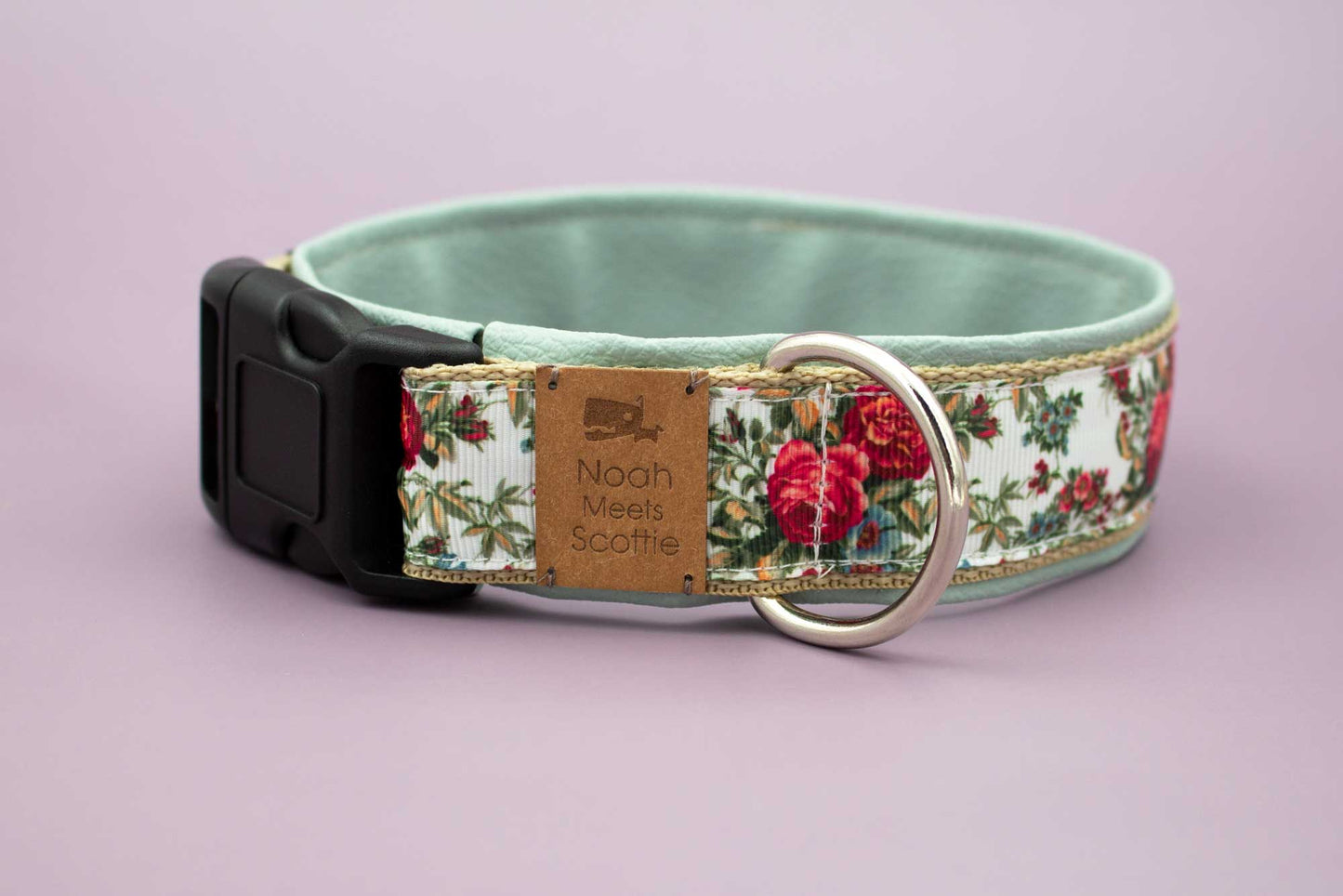 Seitenansicht Hundehalsband DARLING ROSE mit romantischem Rosenmuster in Olivgrün