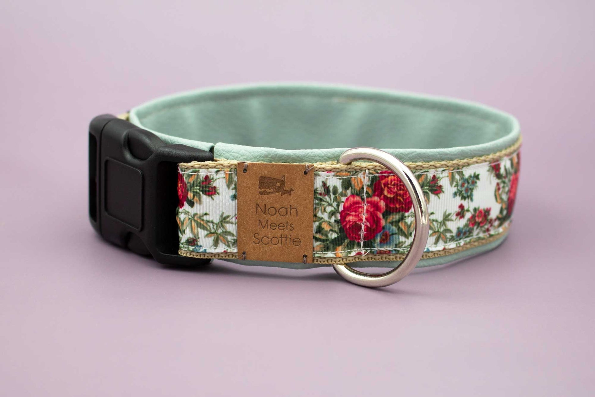 Seitenansicht Hundehalsband DARLING ROSE mit romantischem Rosenmuster in Olivgrün