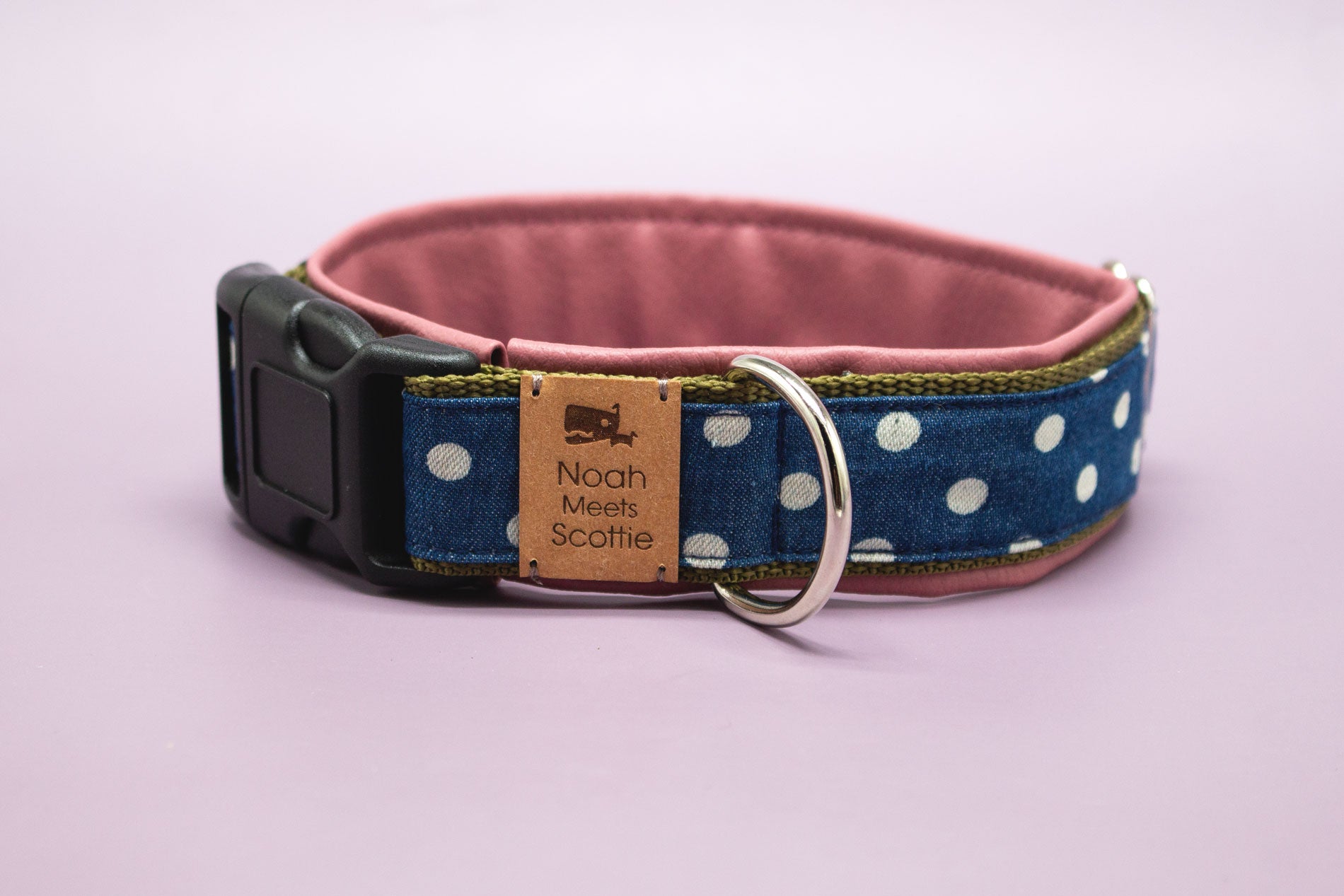Detailansicht Hundehalsband DEBBIE – Jeans mit weißen Punkten, olivgrünes Gurtband