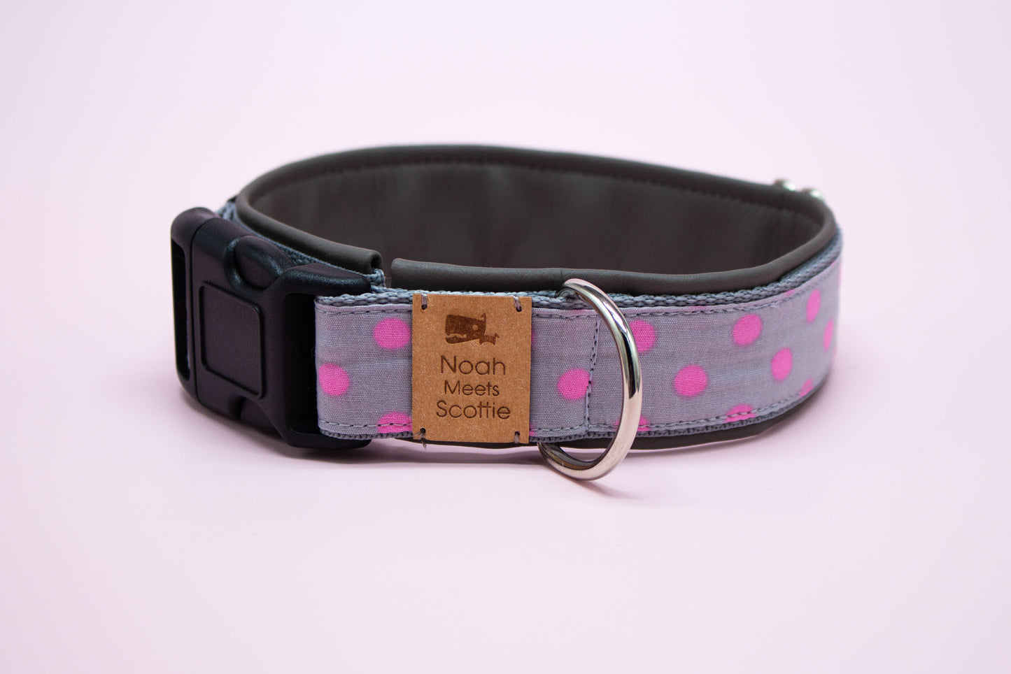 Detailansicht Hundehalsband DORA, grauer Stoff mit pinken Punkten, dunkelgrau gefüttert