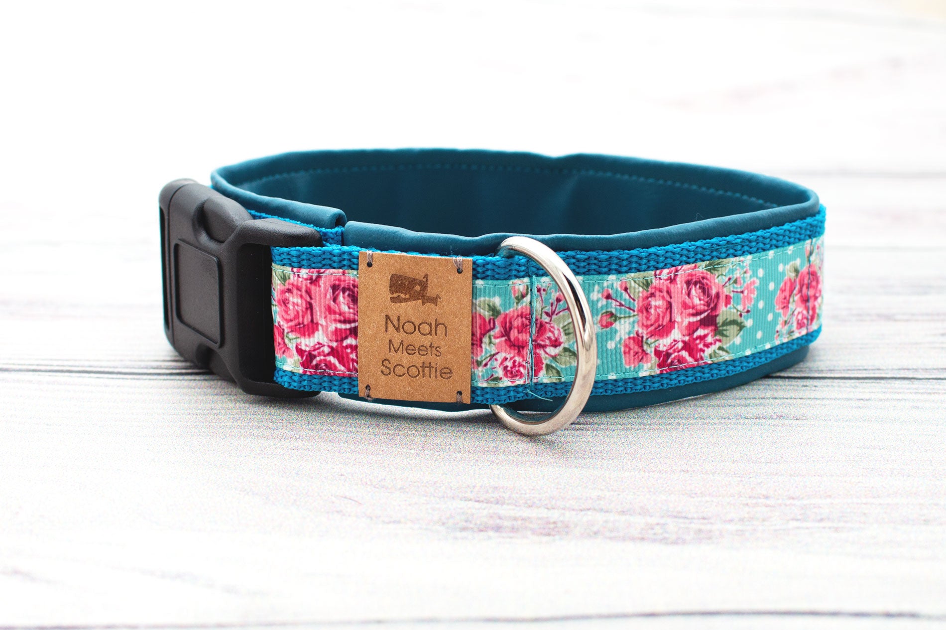 Detail Hundehalsband DOTTIE ROSE – türkisfarbenes Design mit Rosen und Punkten, petrolblau gefüttert