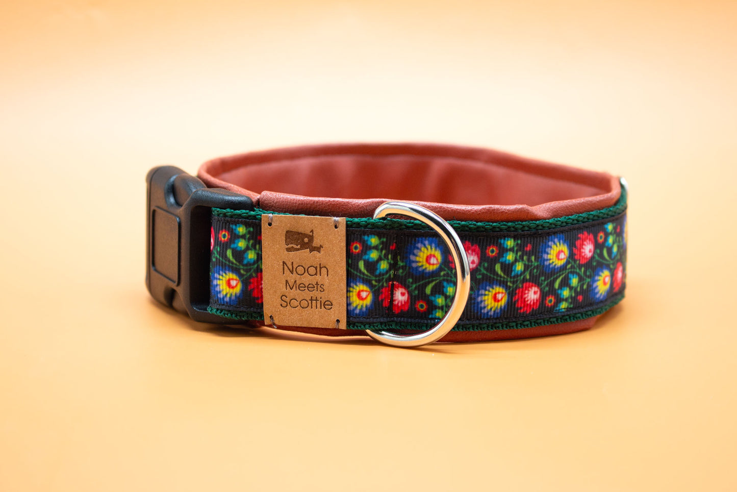 Detailansicht Hundehalsband ELENA – Boho-Design mit buntem Blumenmuster, cognacfarben gefüttert