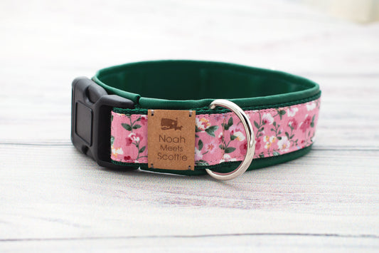 Hundehalsband ELLA mit rosa Blumen und grünem Gurtband – romantischer Landhausstil