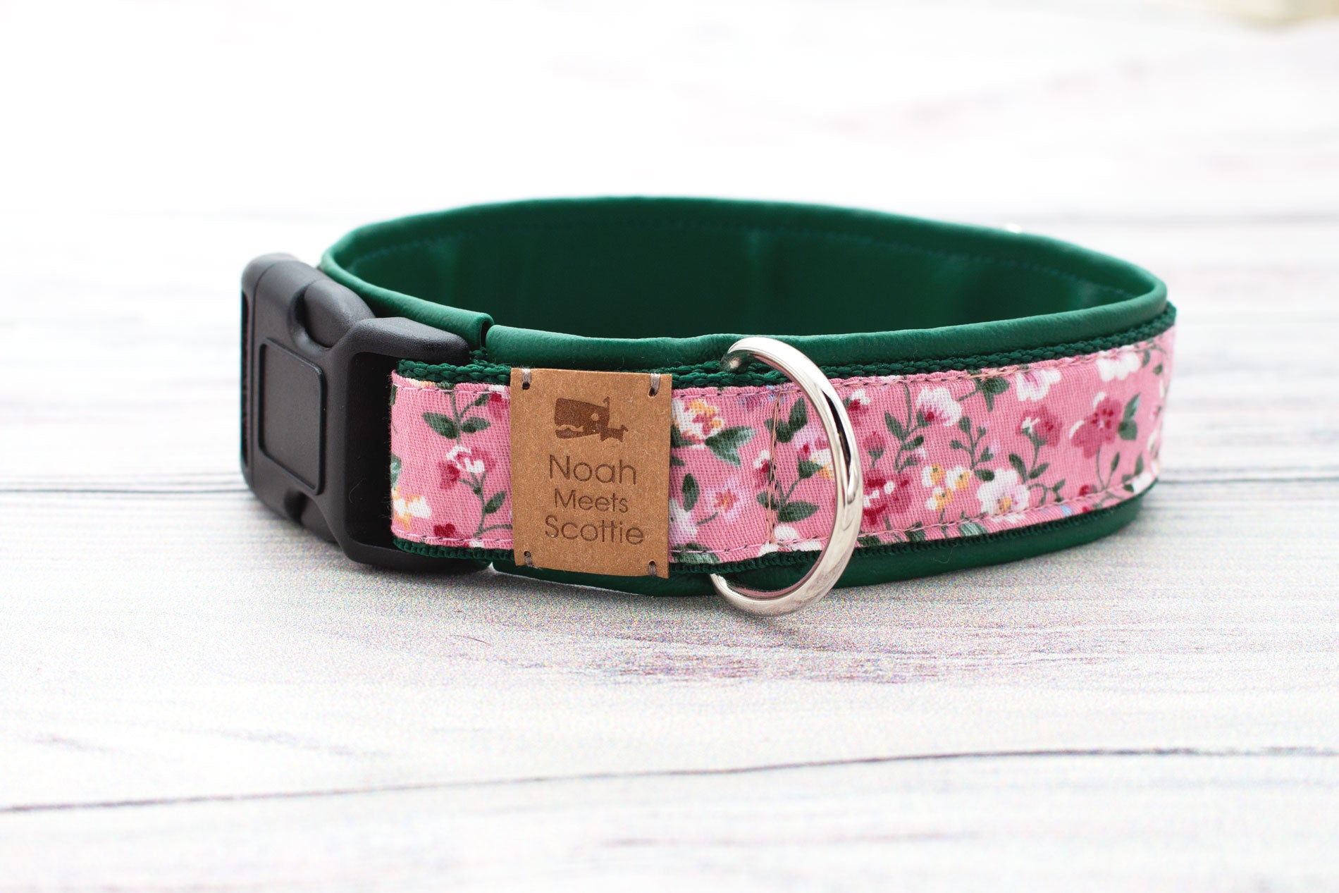 Detail Hundehalsband ELLA – rosa Blütenmuster, dunkelgrün gefüttert mit Kunstleder