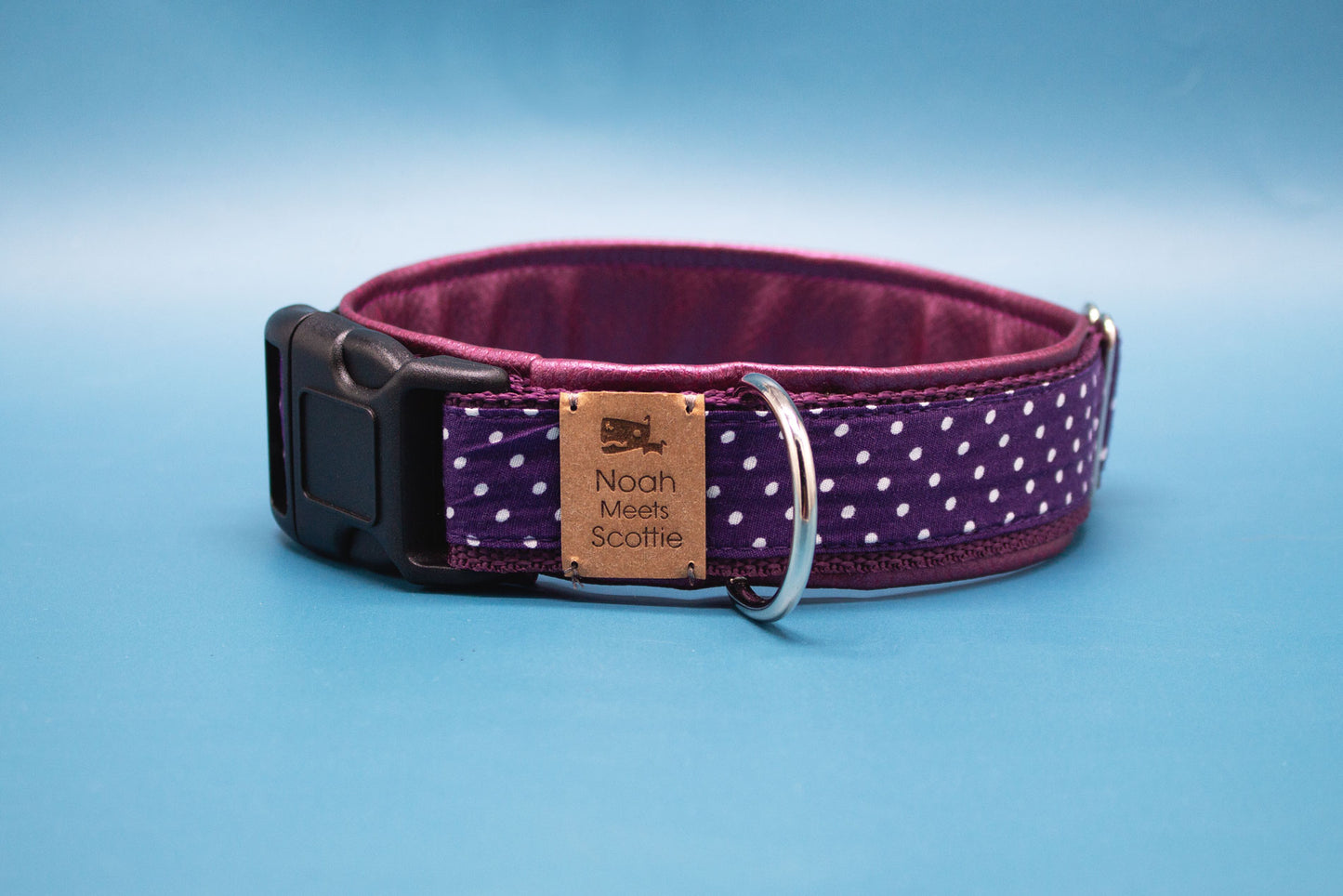 Hundehalsband ELOISE in Dunkellila mit weißen Punkten und auberginefarbenem Kunstleder – Retro Look