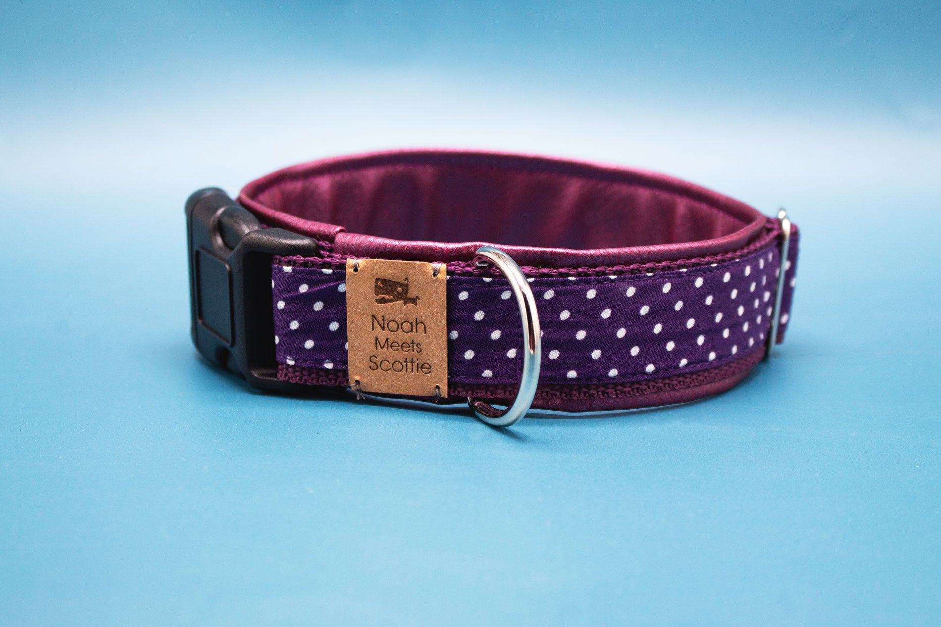 Detail Hundehalsband ELOISE – dunkellila Stoff mit weißen Punkten, Retro-inspiriert