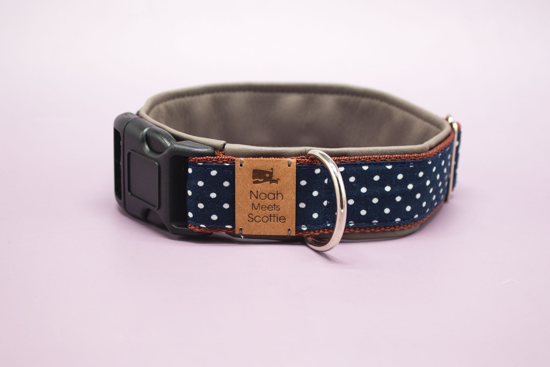 Detailansicht Hundehalsband ELVIS mit braunem Gurtband und grauem Kunstleder