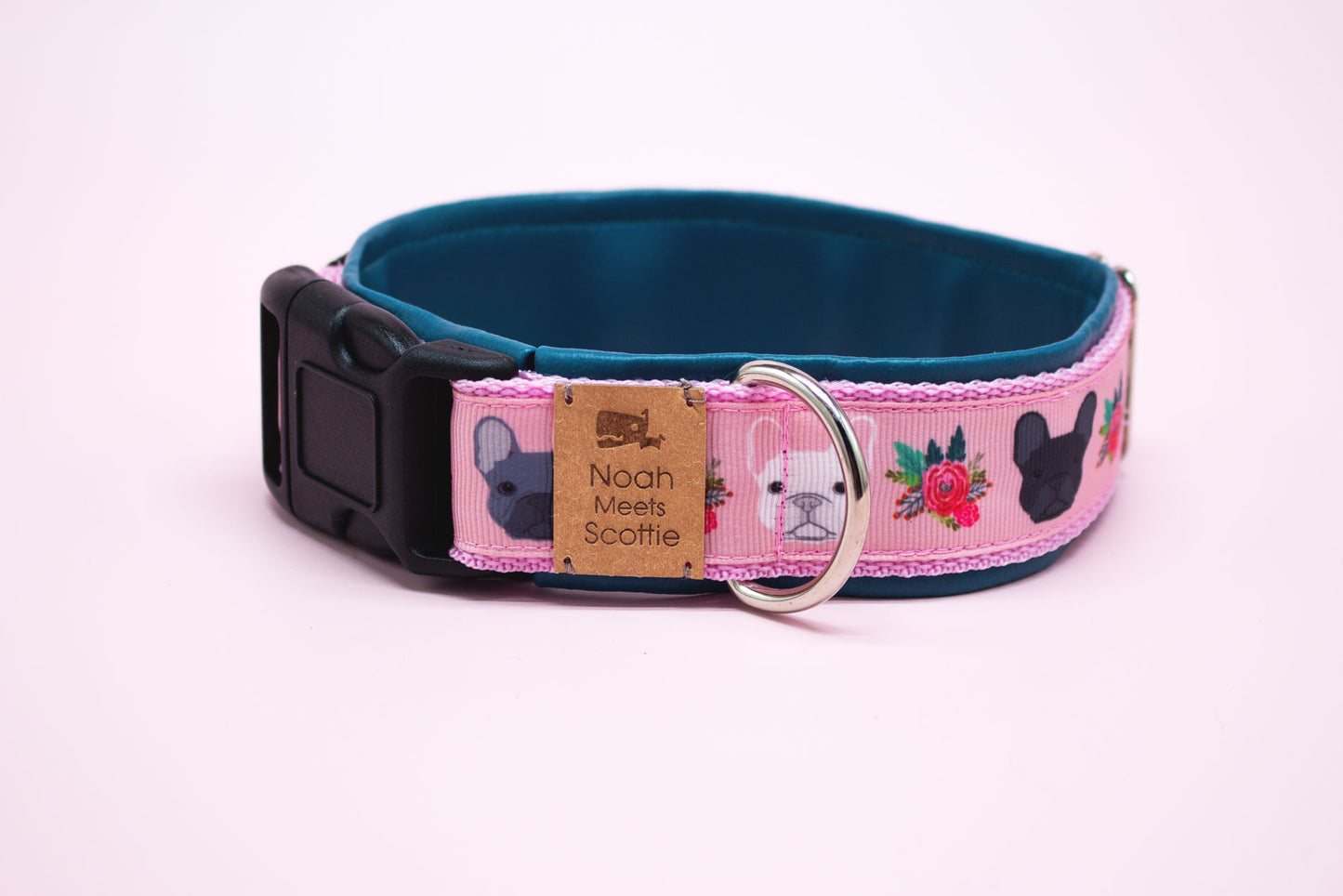 Vorderansicht Hundehalsband Emmi mit Französische-Bulldoggen- und Rosenmuster, rosa Gurtband und petrolfarbenem Kunstleder