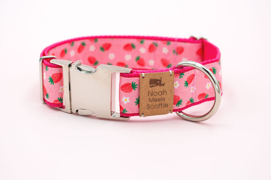 Hundehalsband mit Erdbeermuster in Rosa, verspielt und romantisch