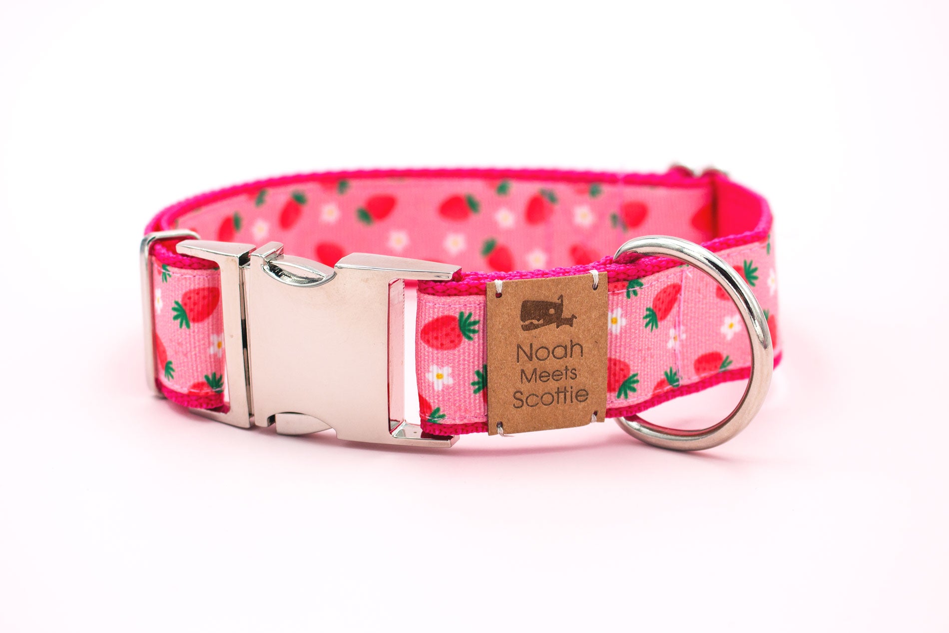 Hundehalsband – rosafarbener Stoff mit roten Erdbeeren, silberfarbene Metallschnalle
