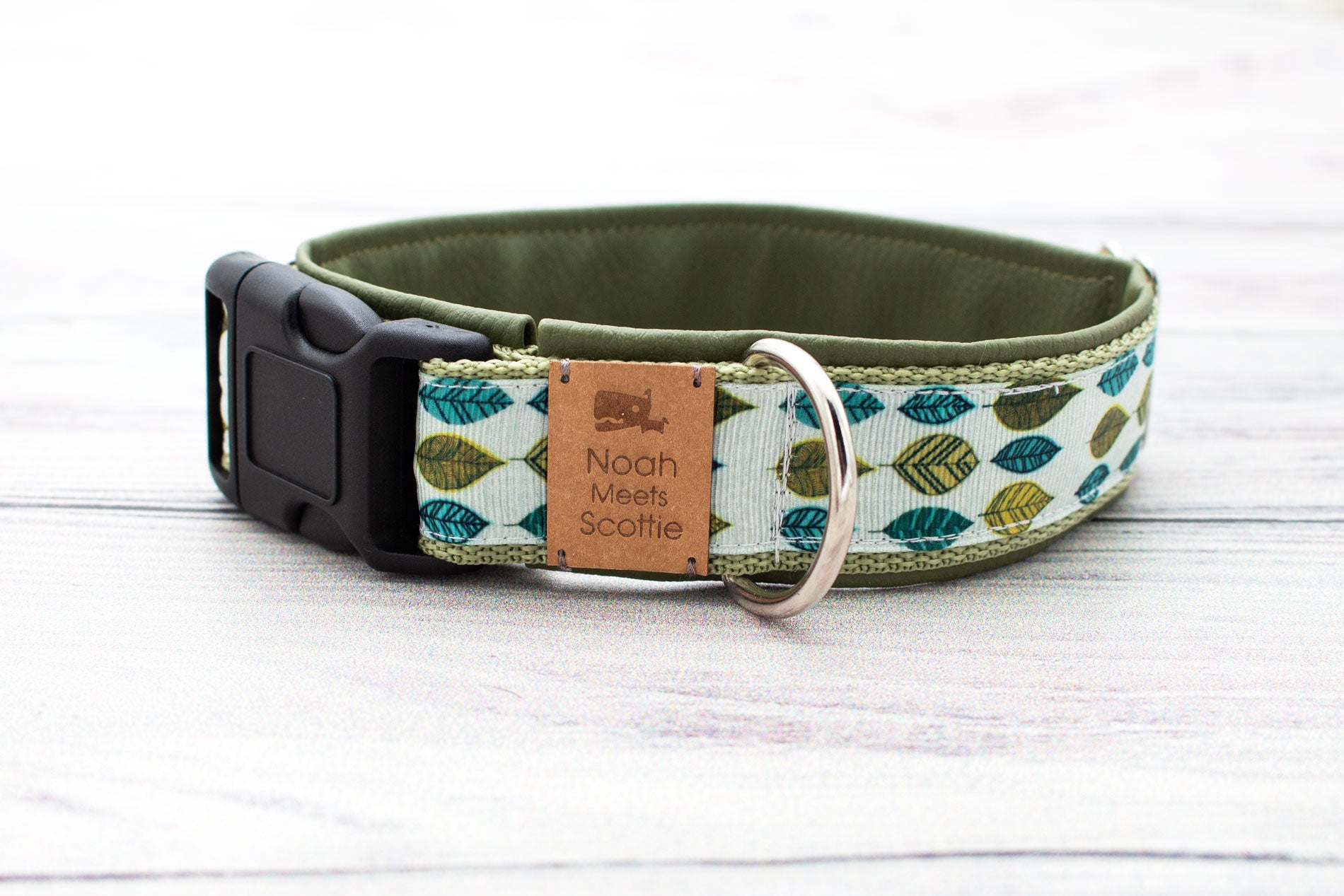 Detailansicht Hundehalsband Fallen Leaves mit grünem Kunstlederfutter und Blättermuster