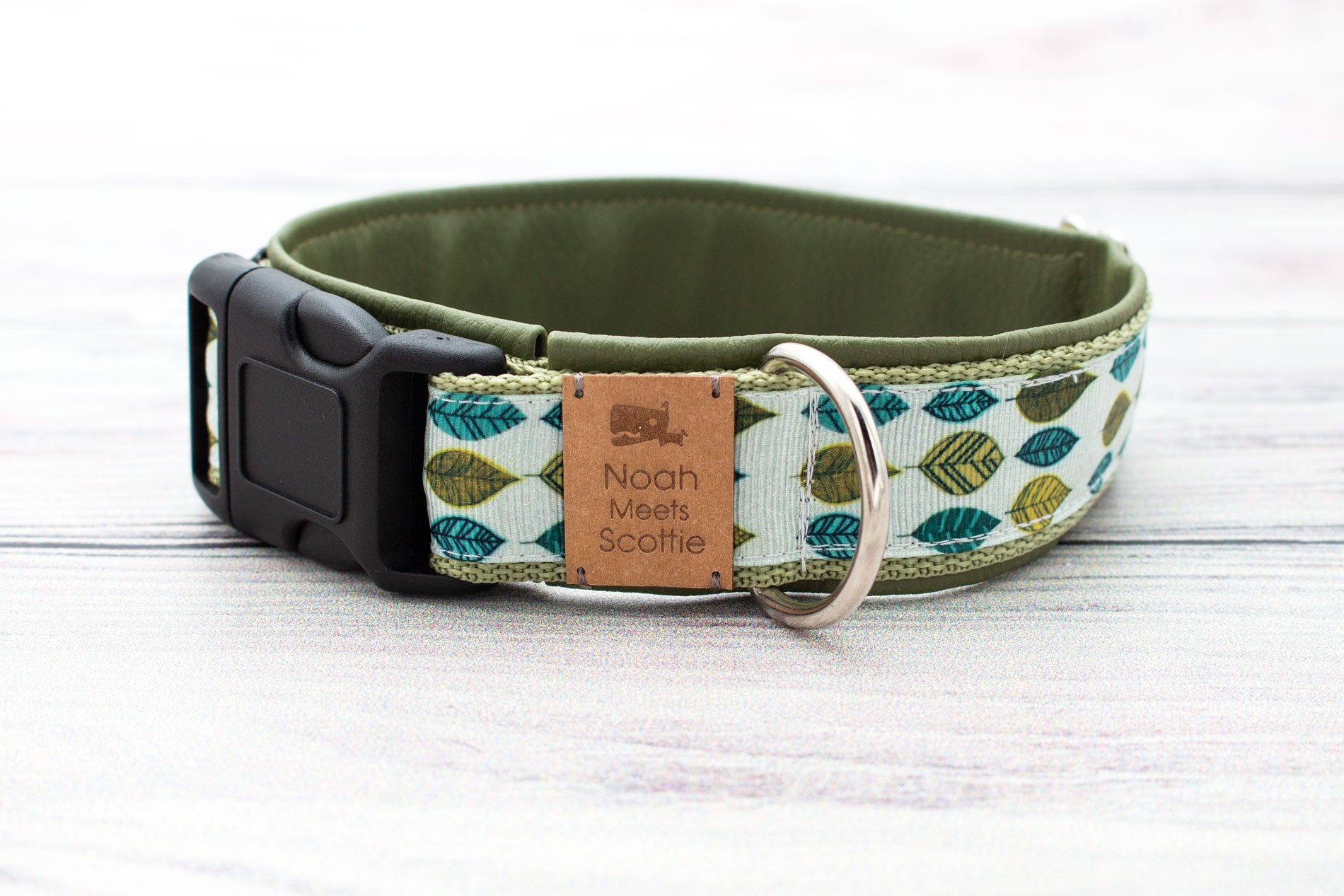 Hundehalsband Fallen Leaves – Blättermuster in Grün und Oliv, stilvoll und robust