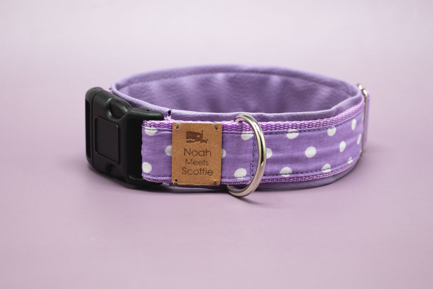 Detailansicht Hundehalsband FELI – Baumwollstoff fliederfarben mit weißen Punkten, weiß gefüttert