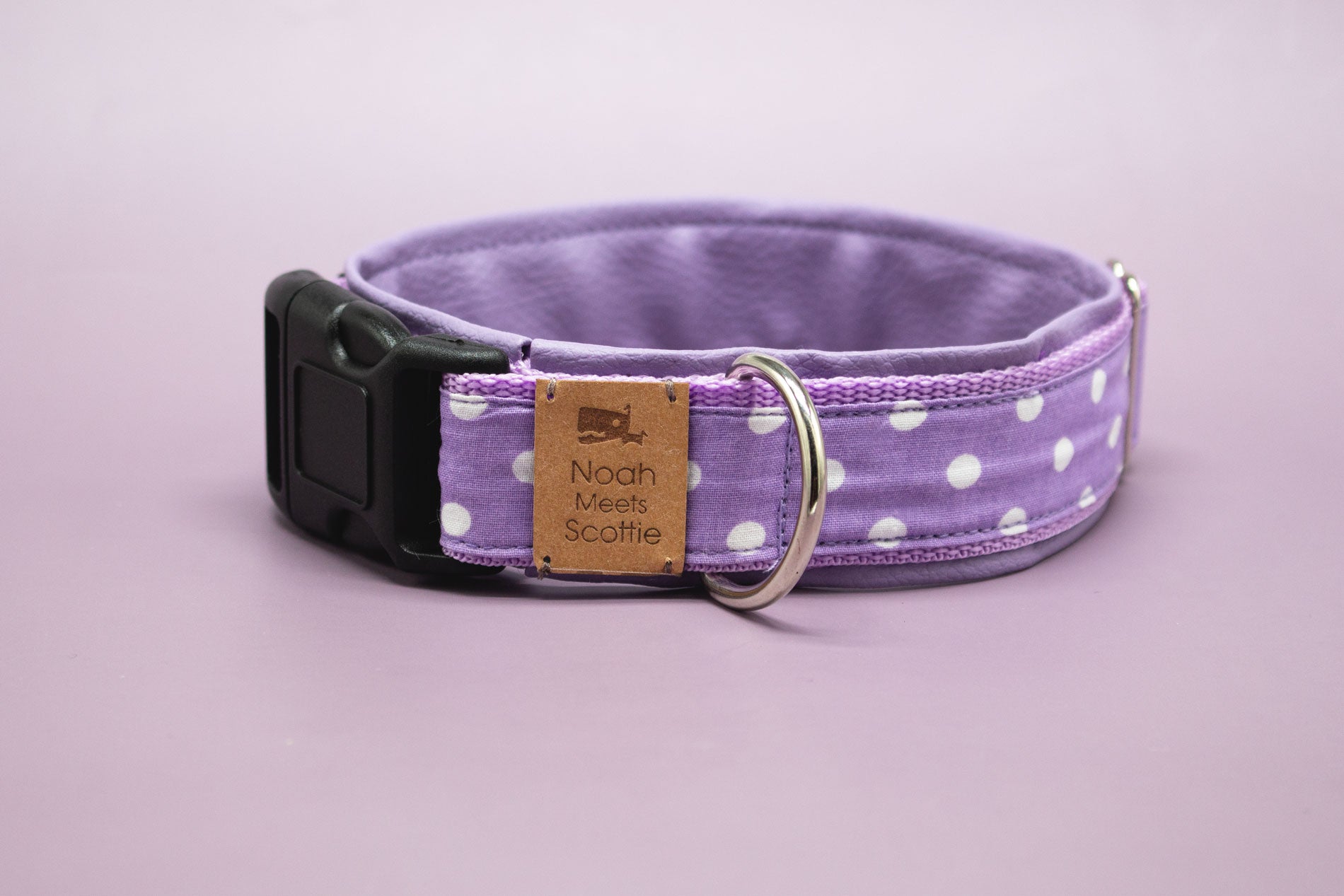 Detailansicht Hundehalsband FELI – Baumwollstoff fliederfarben mit weißen Punkten, weiß gefüttert