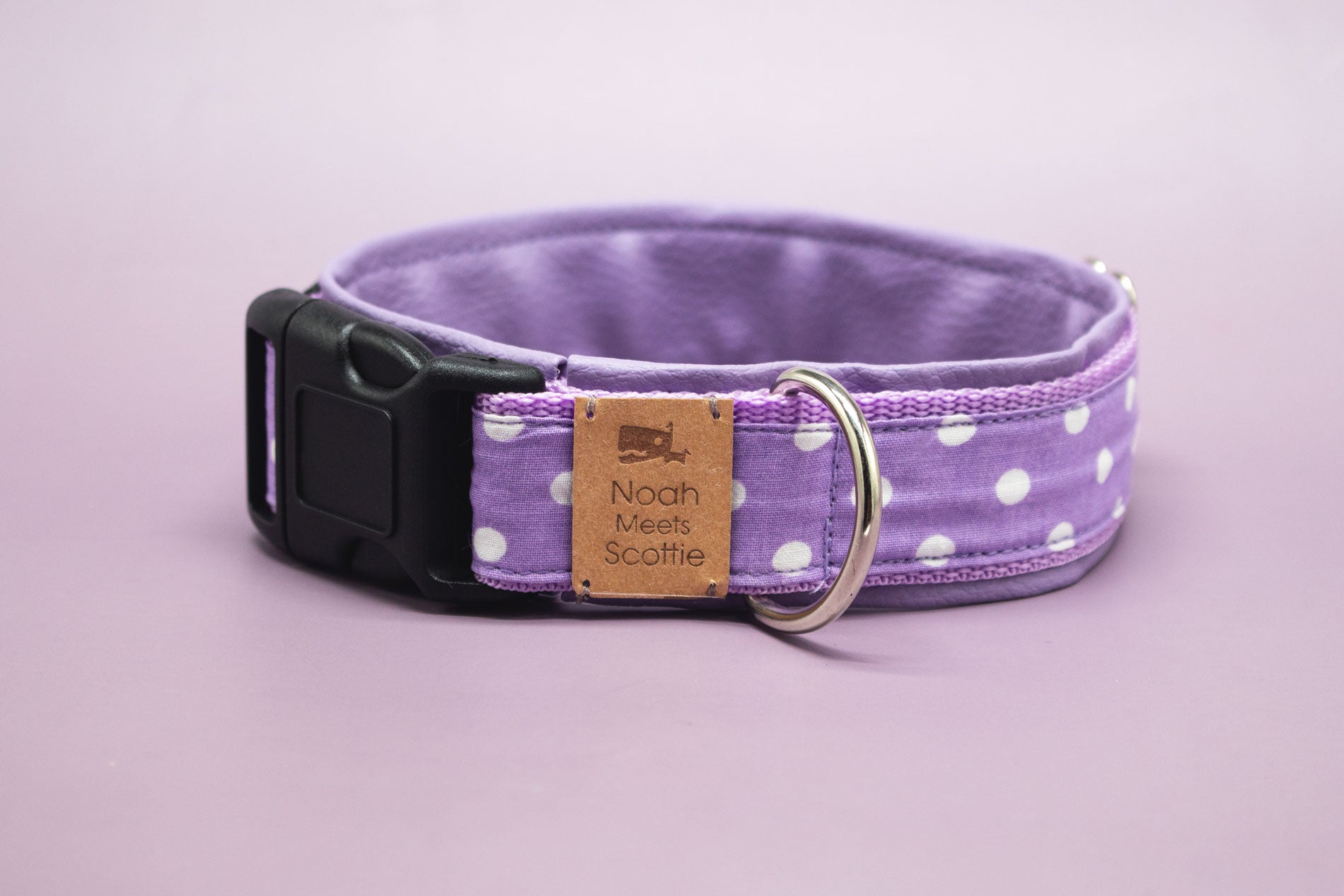 Hundehalsband FELI – romantisches Design in Flieder mit weißen Punkten, verstellbar und weich gefüttert