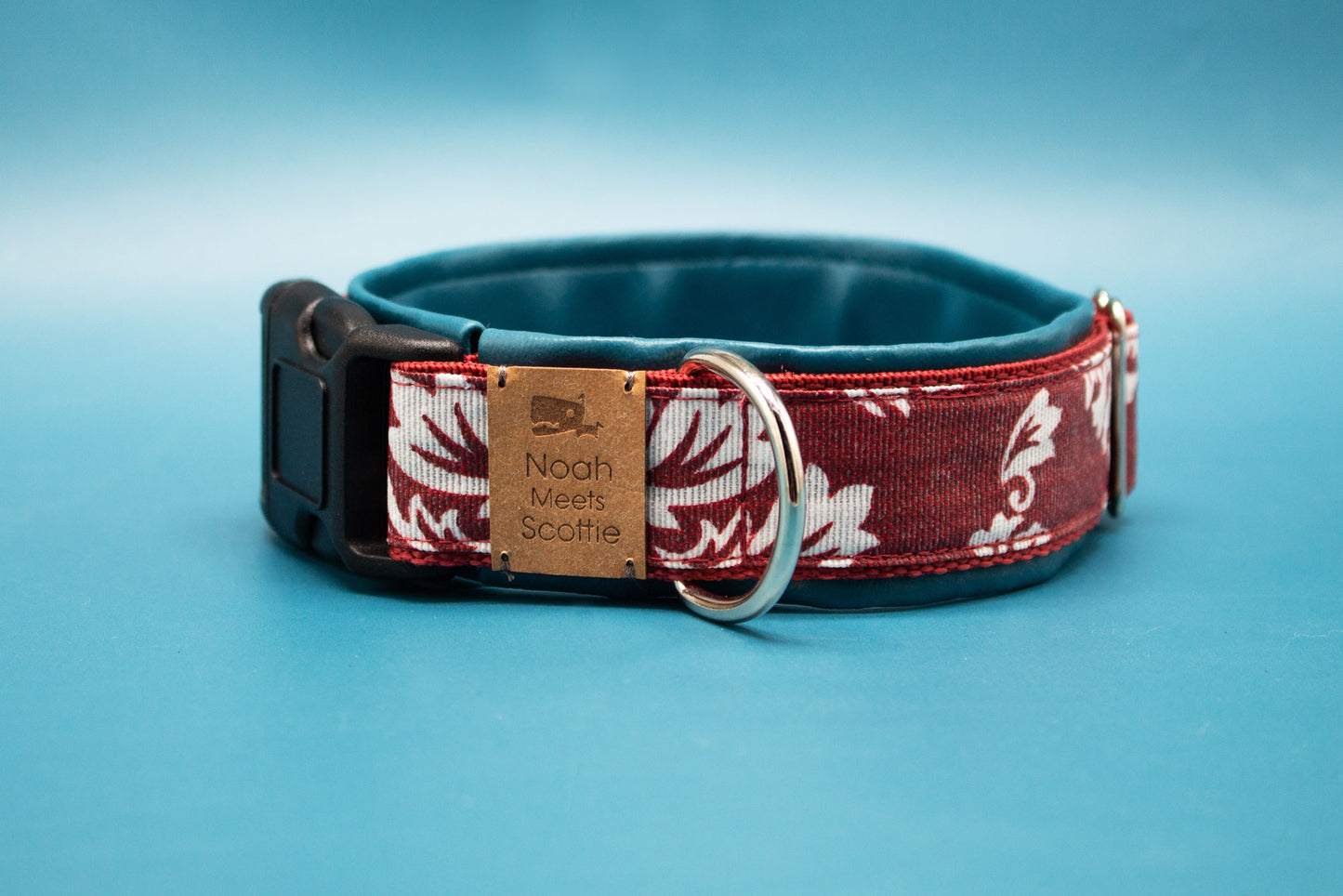 Detailansicht Hundehalsband Fleur mit weißem Barockmotiv und petrolblauer Kunstlederfütterung