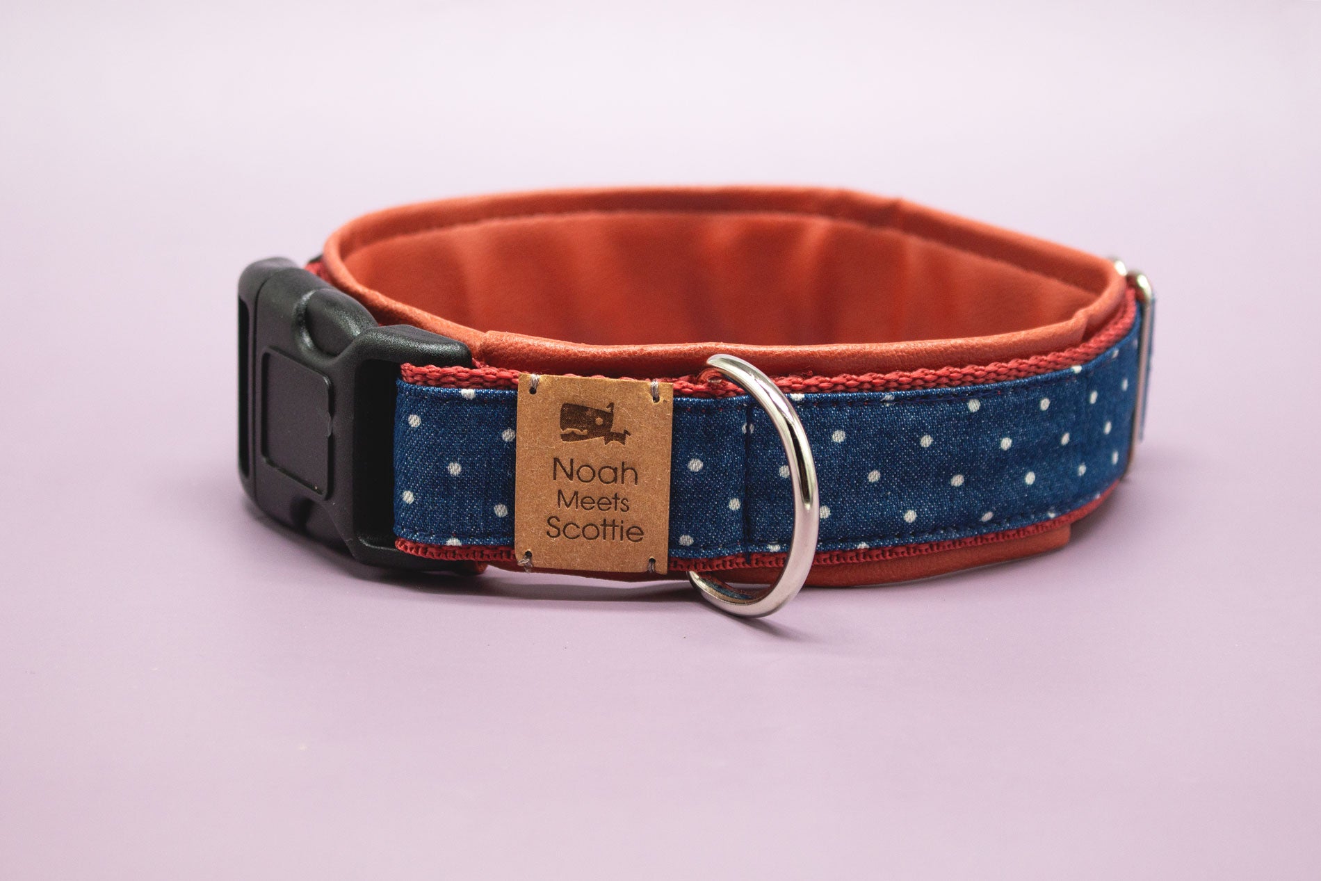 Detailansicht Hundehalsband FRIEDA – dunkelblauer Stoff mit weißen Punkten, cognac gefüttert