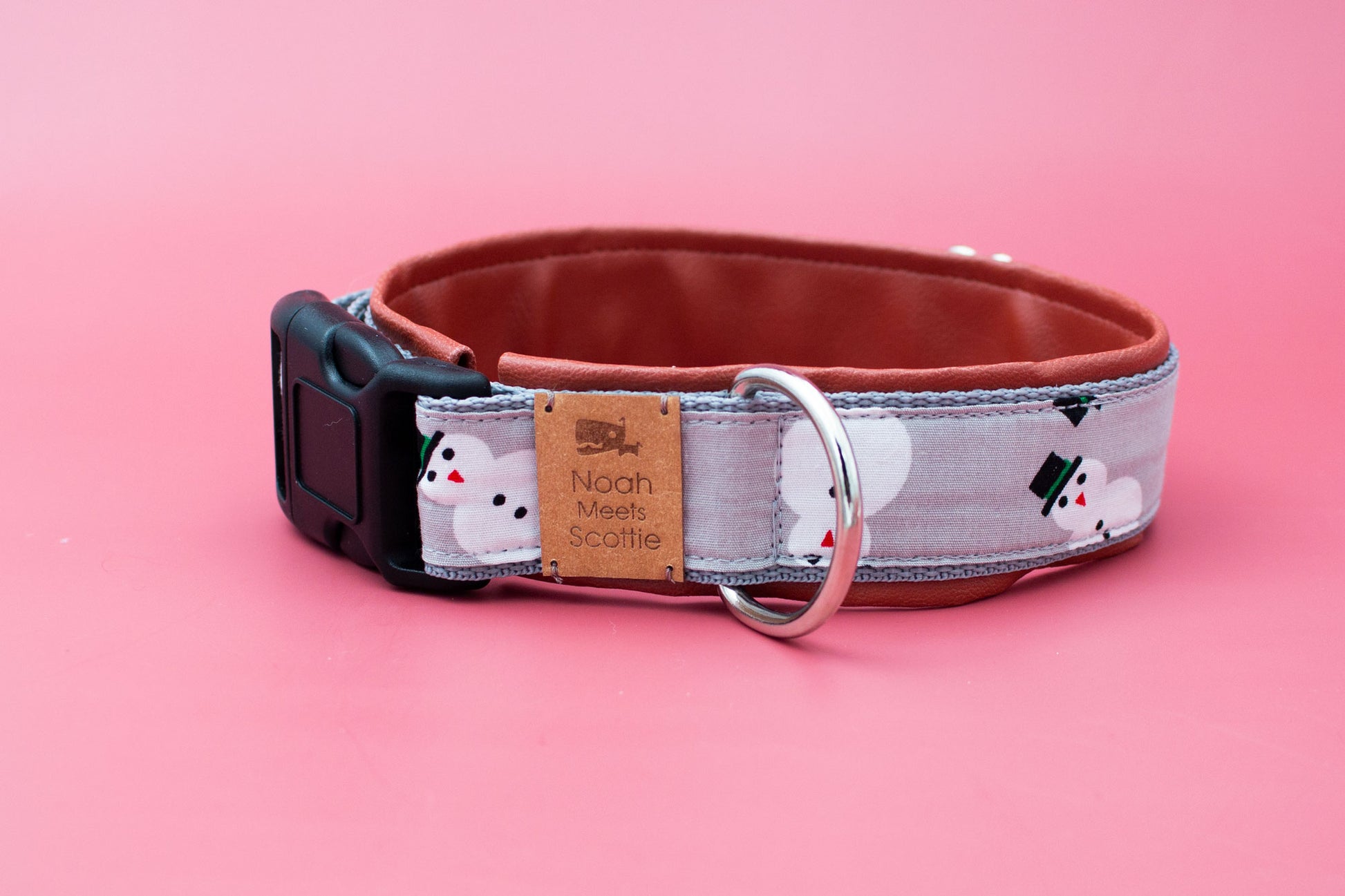 Detailansicht Hundehalsband FROSTY LOVE, verstellbar und robust, Schneemänner mit Zylinder und Karottennase