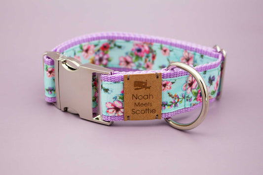 Hundehalsband FRÜHLINGSHAUCH mit Blumenmuster in Hellblau und Flieder, romantisch verspielt