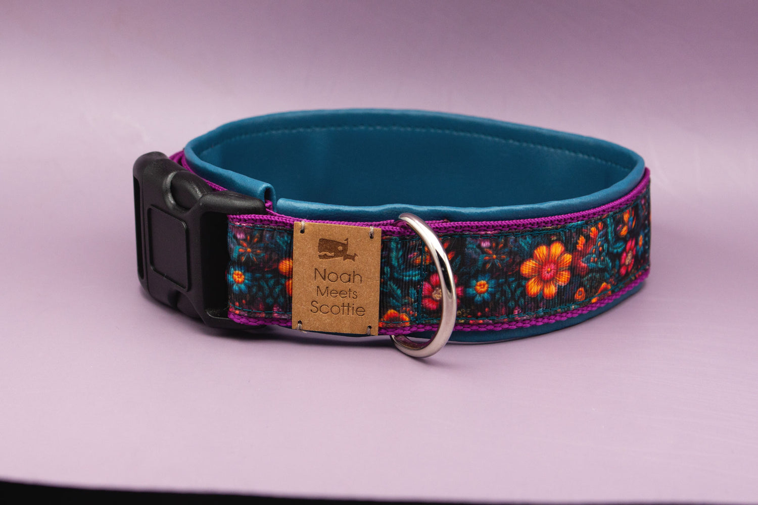 Hundehalsband GLORIA mit barock inspiriertem Blumenmuster in Türkis, Pink, Orange und Schwarz – Frontansicht