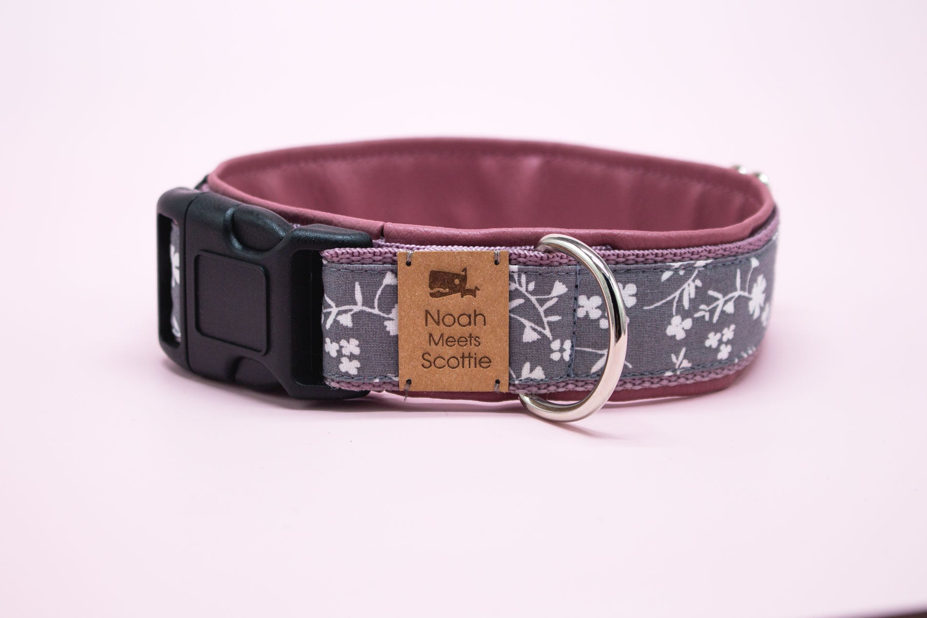 Hundehalsband HANNAH in Grau mit weißen Blütenranken und altrosa Fütterung – romantisches Design