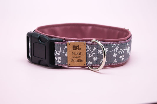 Hundehalsband HANNAH in Grau mit weißen Blütenranken und altrosa Fütterung – romantisches Design