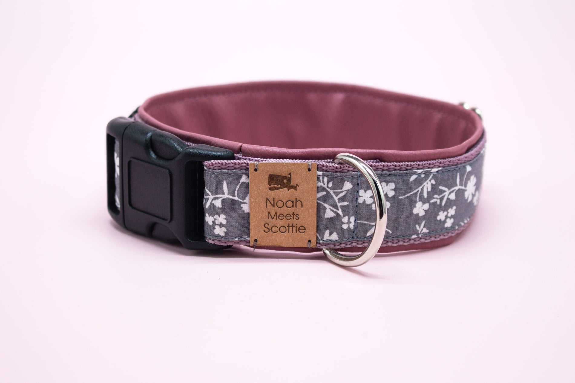 Detailansicht Hundehalsband HANNAH – graues Muster mit weißen Blütenranken, innen altrosa