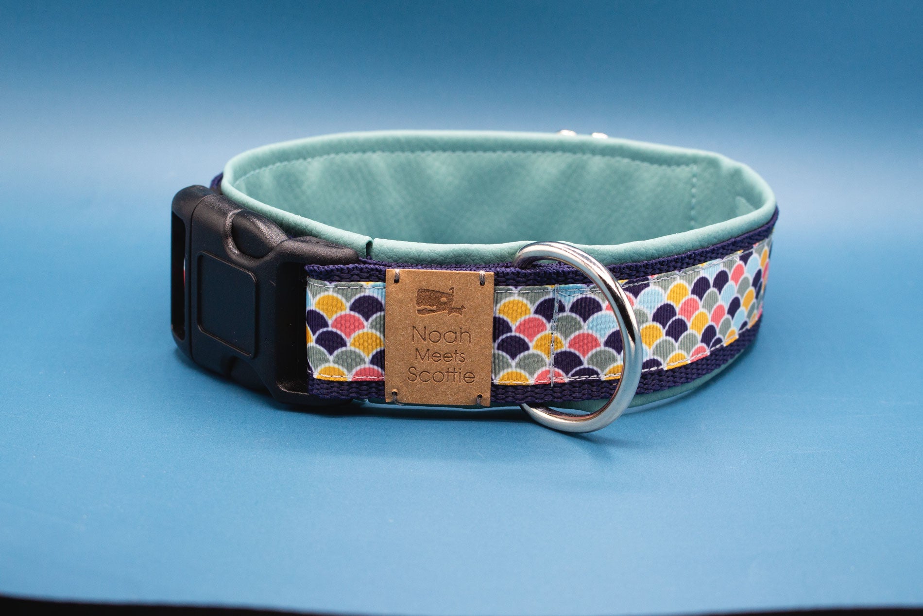 Hundehalsband HENRY mit modernem Bogenmuster in Blau, Mint, Senfgelb und Rot – Frontansicht