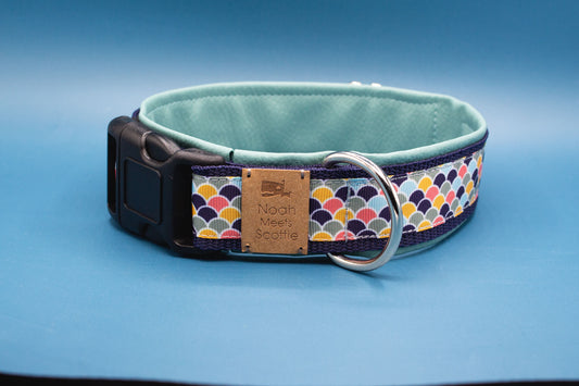 Hundehalsband HENRY mit modernem Bogenmuster in Blau, Mint, Senfgelb und Rot – Frontansicht