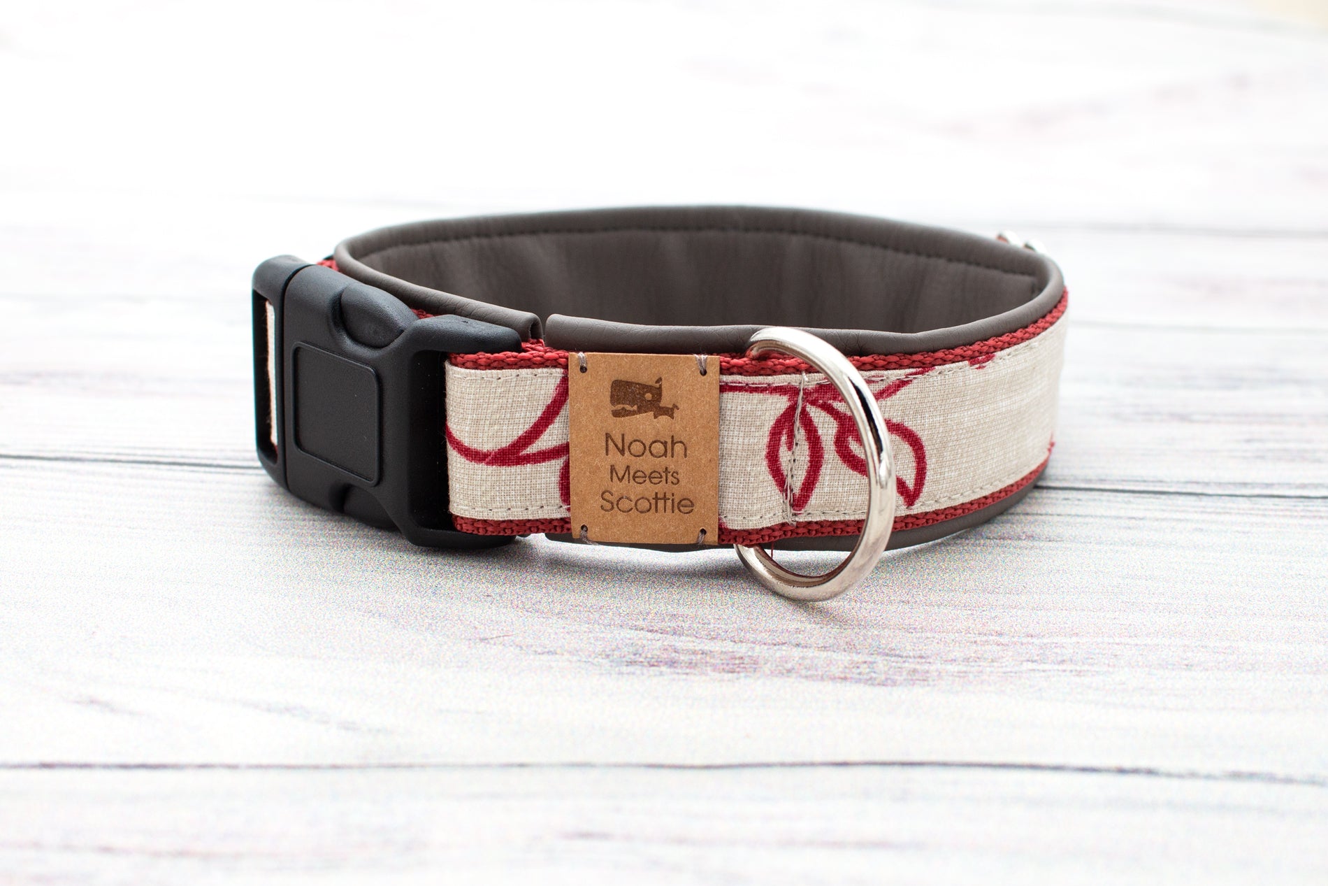 Seitenansicht Hundehalsband HILDA – ruhiges Landhaus-Design mit roten Linien auf hellem Stoff