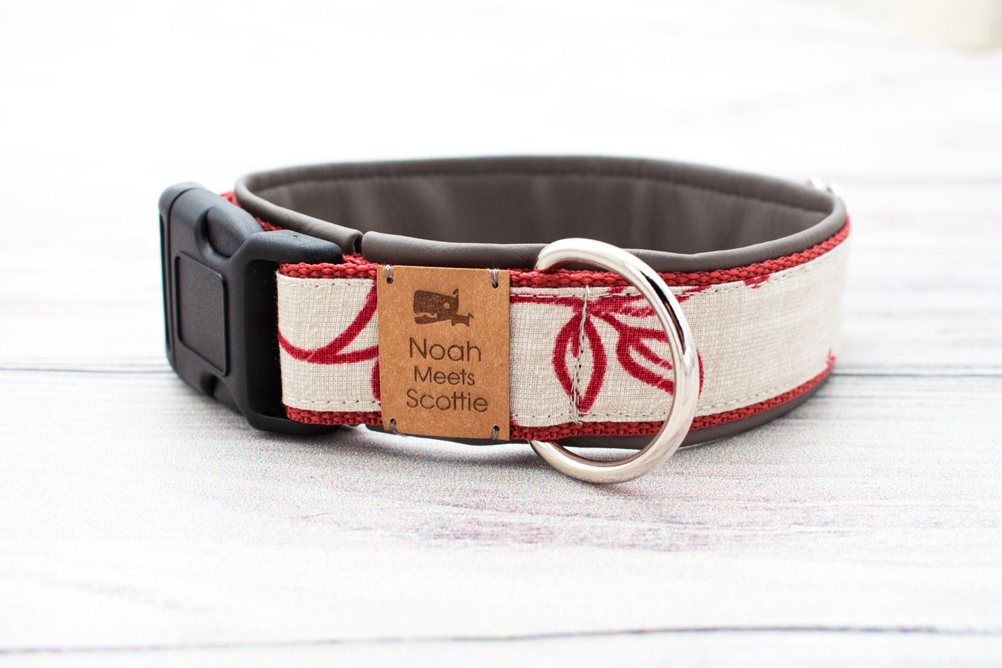 Hund trägt das Hundehalsband HILDA – natürliches Leinenmuster mit roten Blattranken im Profil