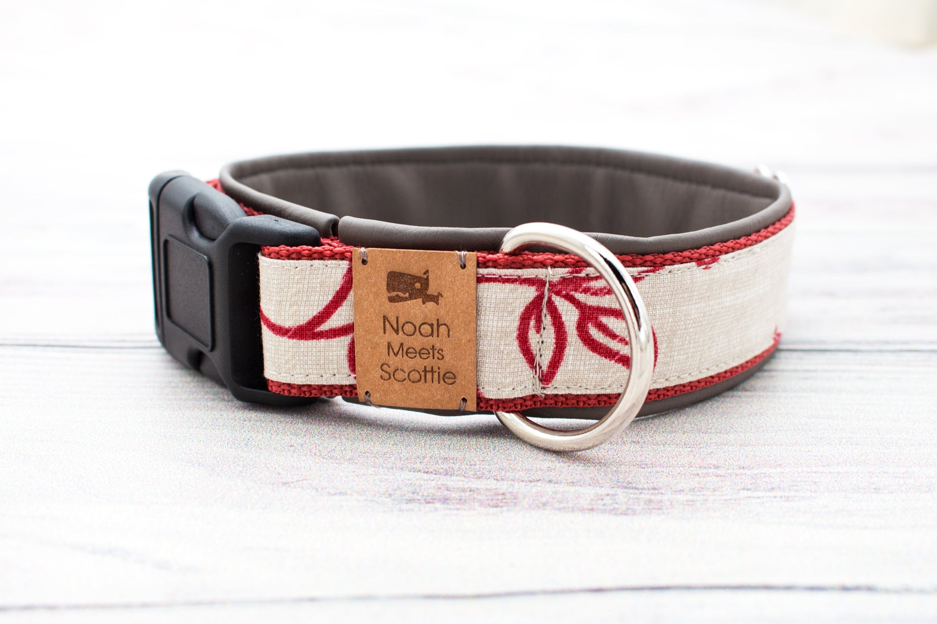 Hund trägt das Hundehalsband HILDA – natürliches Leinenmuster mit roten Blattranken im Profil