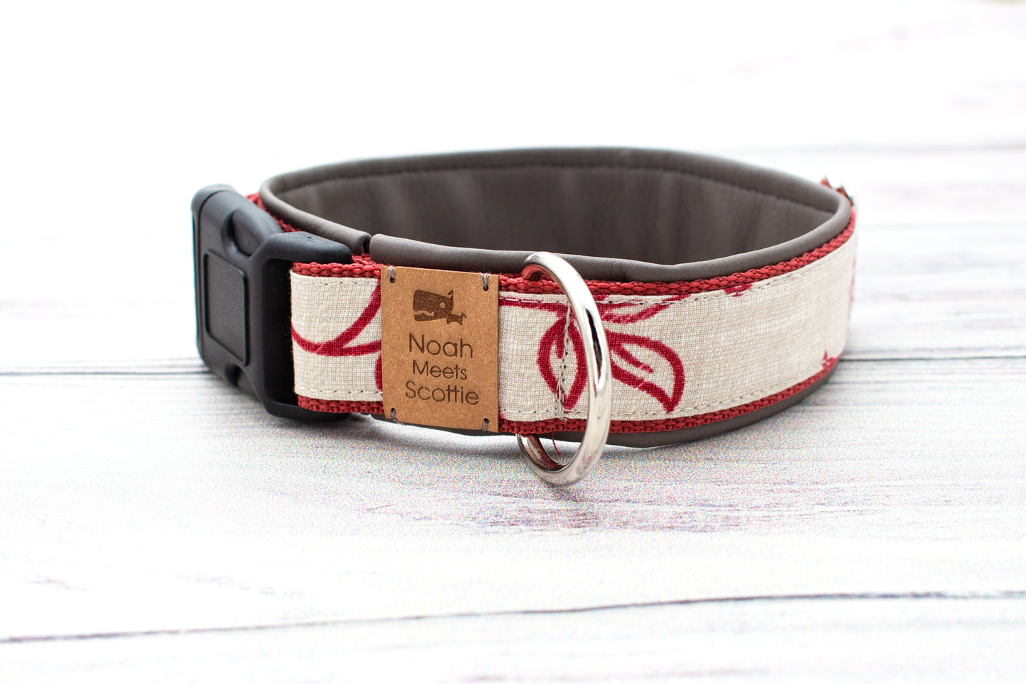 Nahaufnahme Hundehalsband HILDA – weiches Kunstleder innen und natürliches Leinen-Design außen