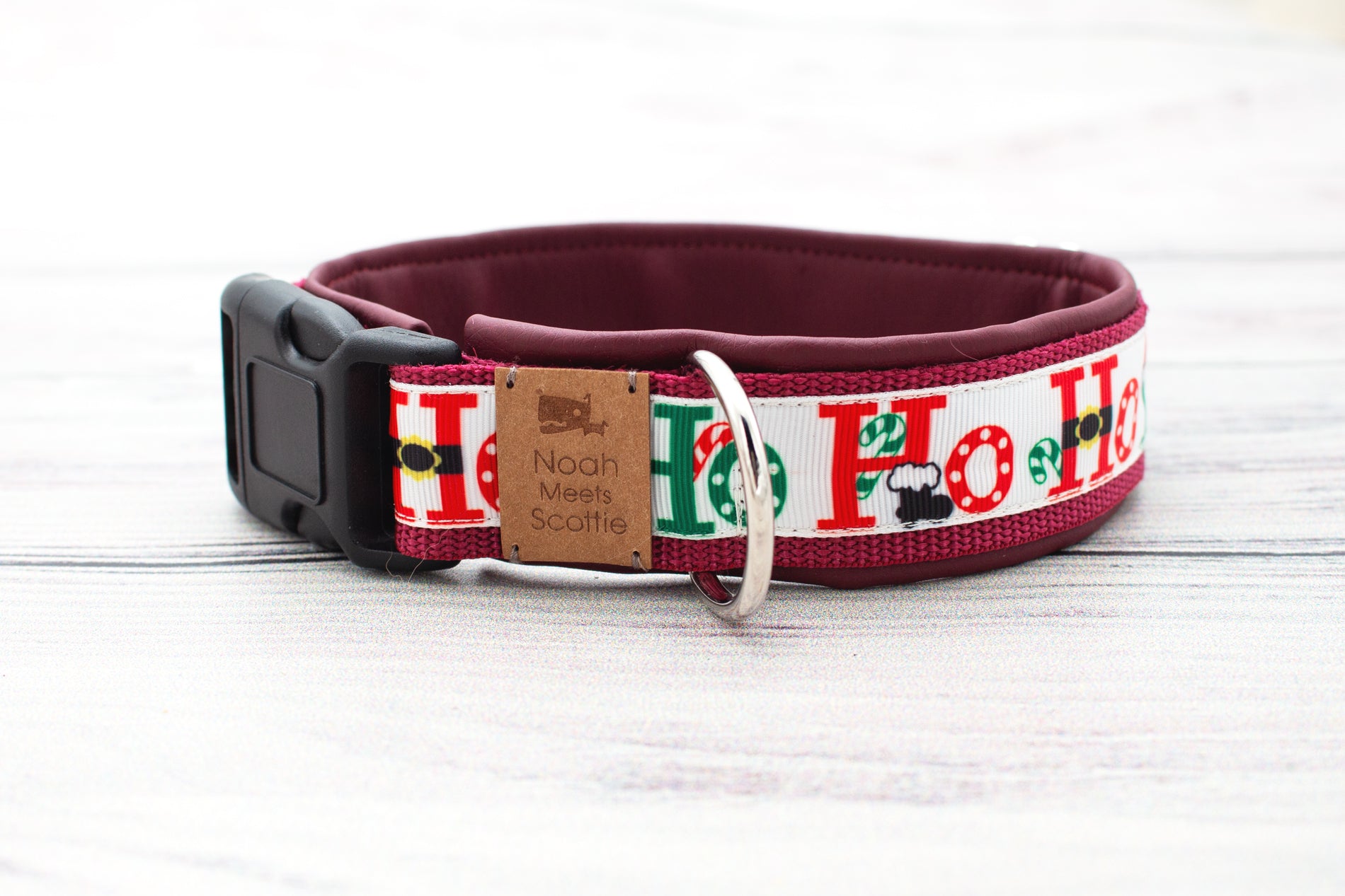 Seitliche Detailaufnahme Hundehalsband HOHOHO – Buchstaben-Design mit weichem Kunstleder in Bordeaux