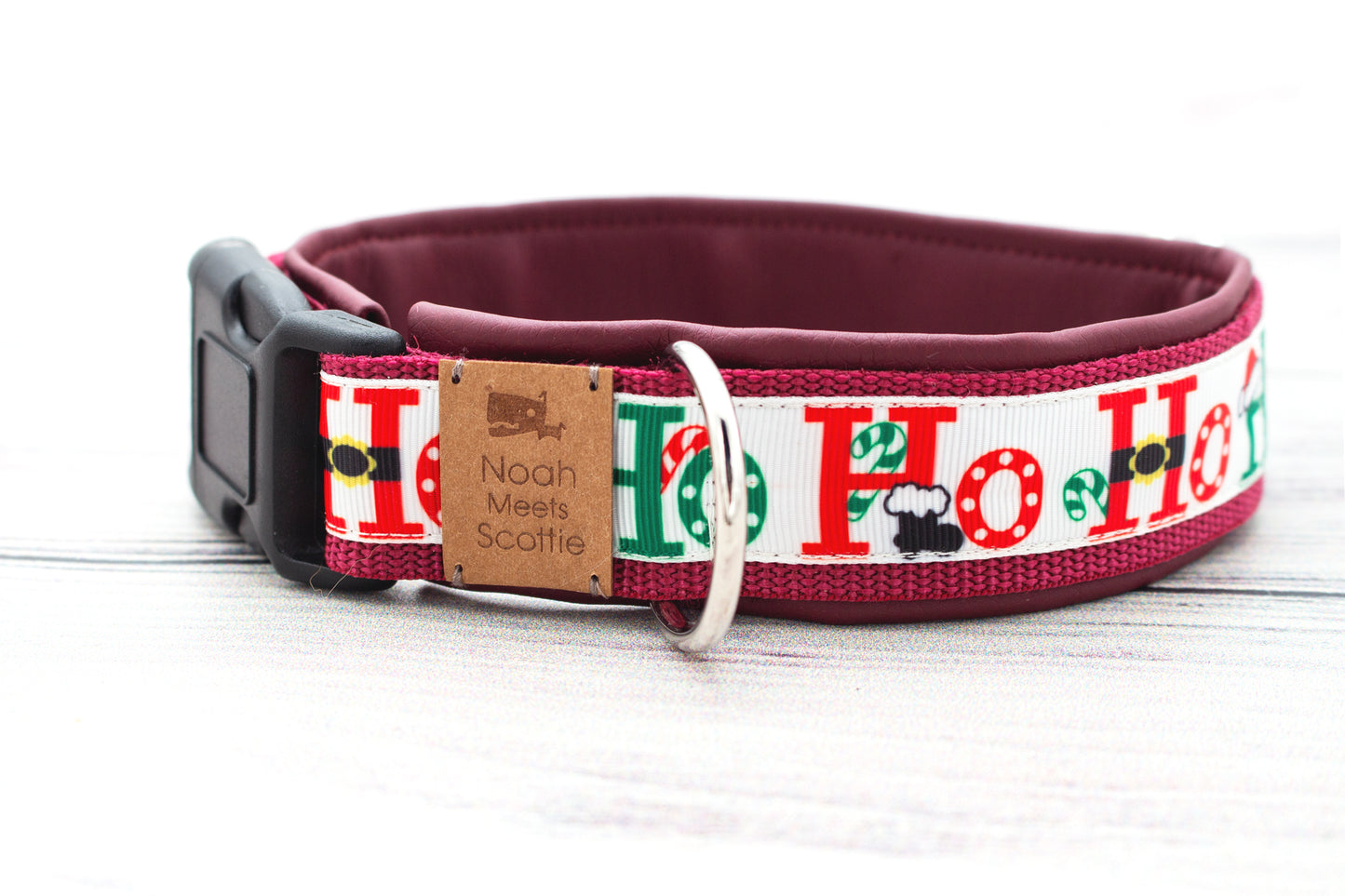 Nahaufnahme Hundehalsband HOHOHO mit festlichem Muster aus Buchstaben und Zuckerstangen, robust und verstellbar