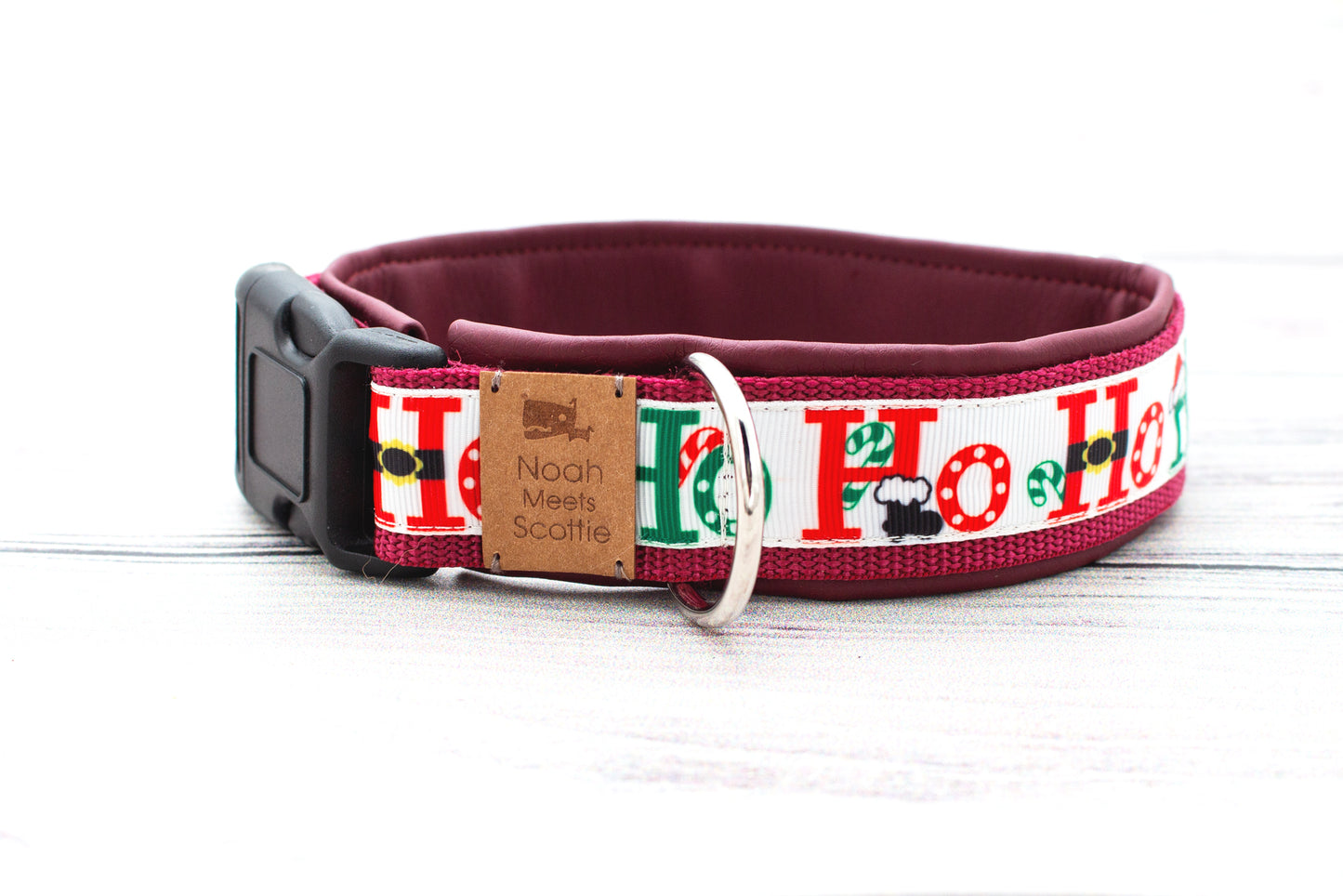 Detailansicht Hundehalsband HOHOHO – weihnachtliches Design in Rot, Grün und Weiß, weich gefüttert mit Bordeaux