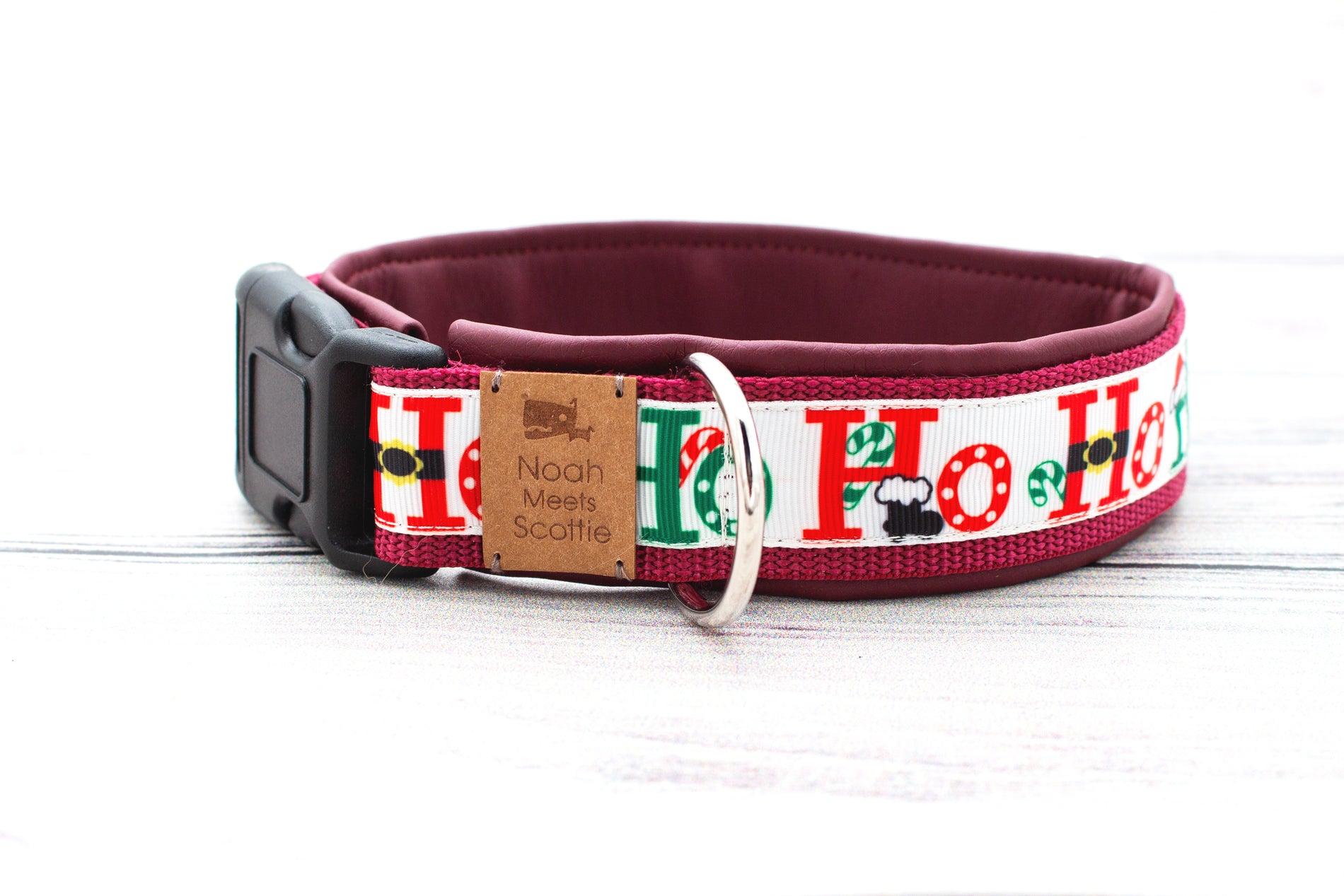 Detailansicht Hundehalsband HOHOHO – weihnachtliches Design in Rot, Grün und Weiß, weich gefüttert mit Bordeaux