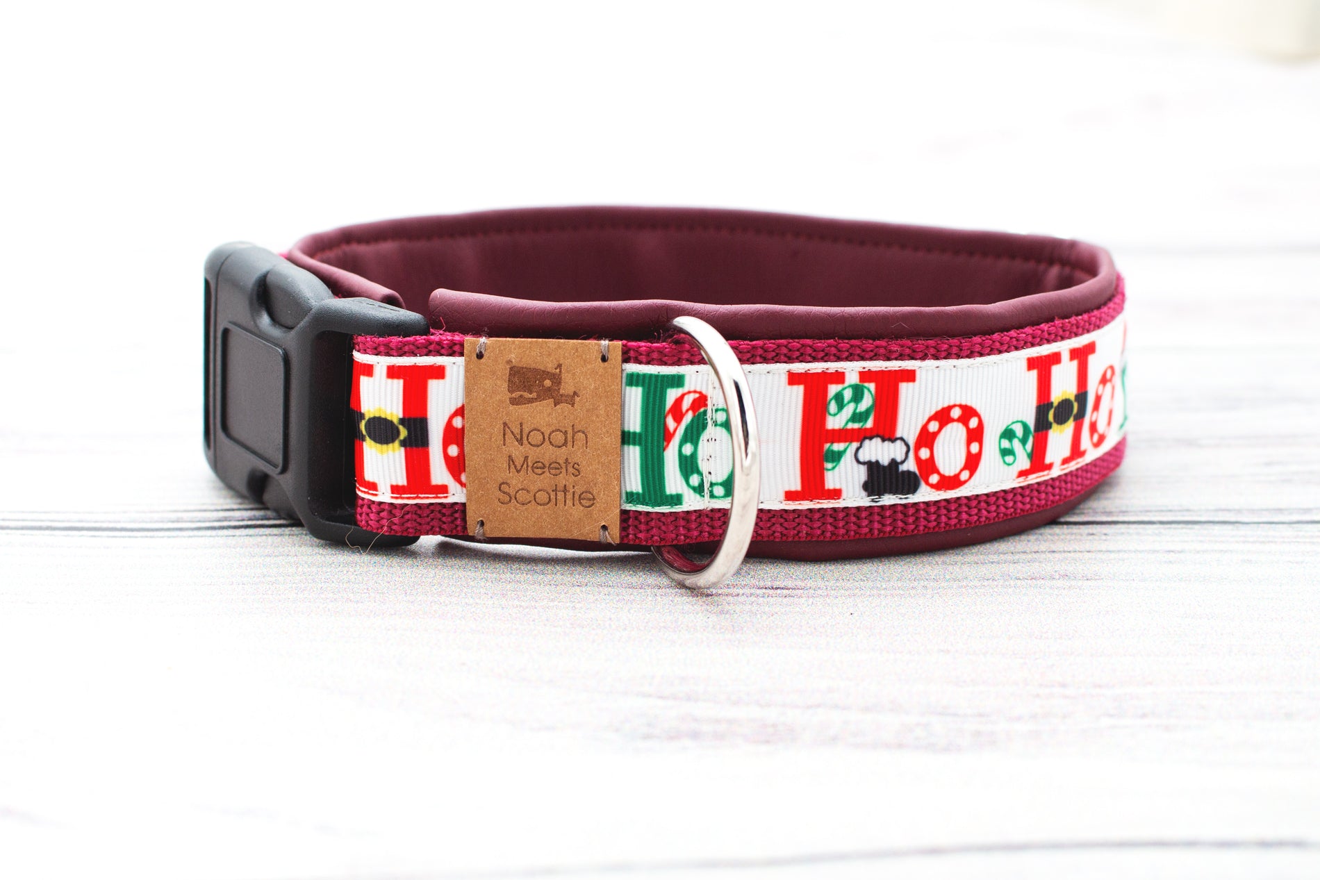 Hundehalsband HOHOHO von oben fotografiert – rote und grüne Weihnachtsfarben auf weißem Band mit Bordeaux-Fütterung
