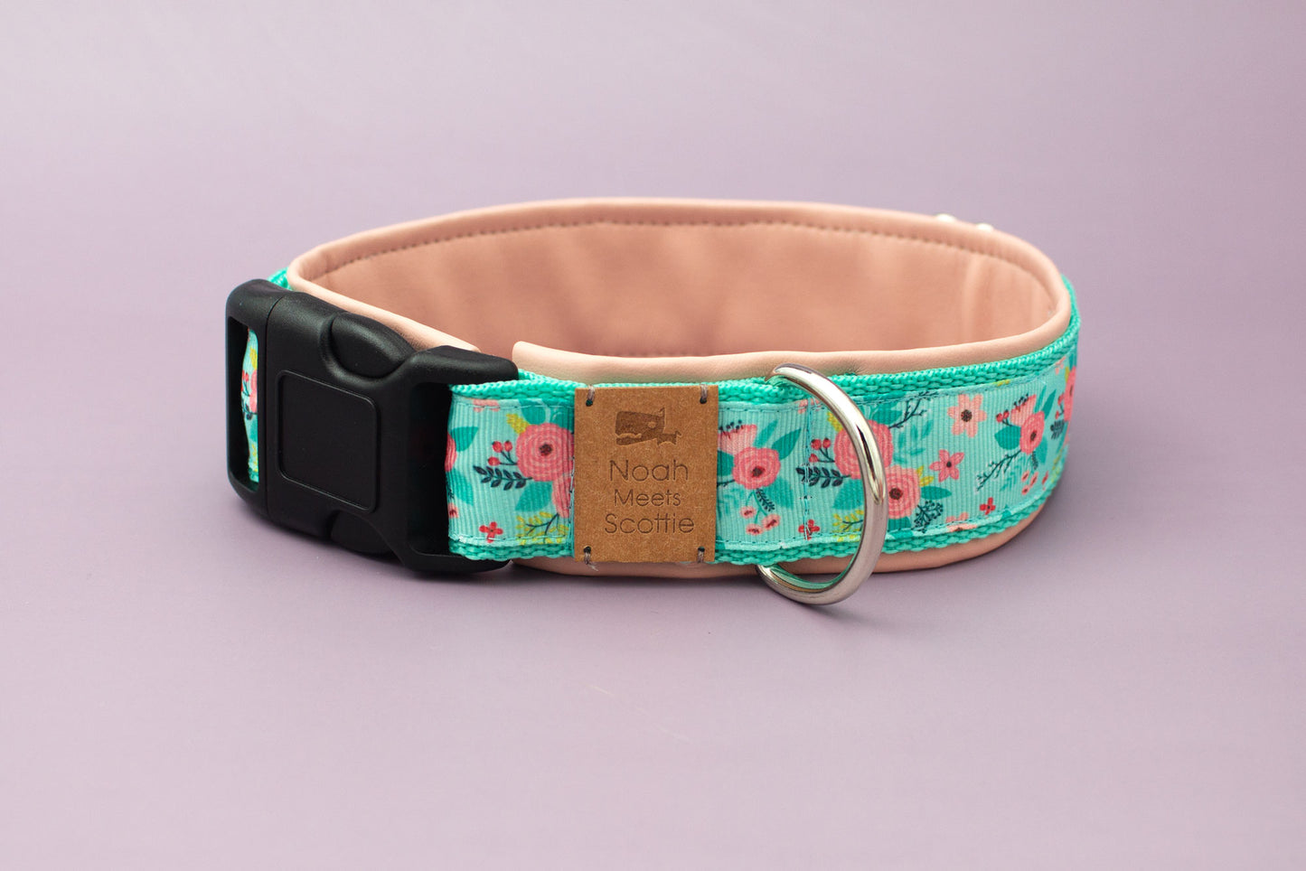 Detailansicht Hundehalsband HOLLY, romantisch, weich mit rosa Kunstleder gefüttert