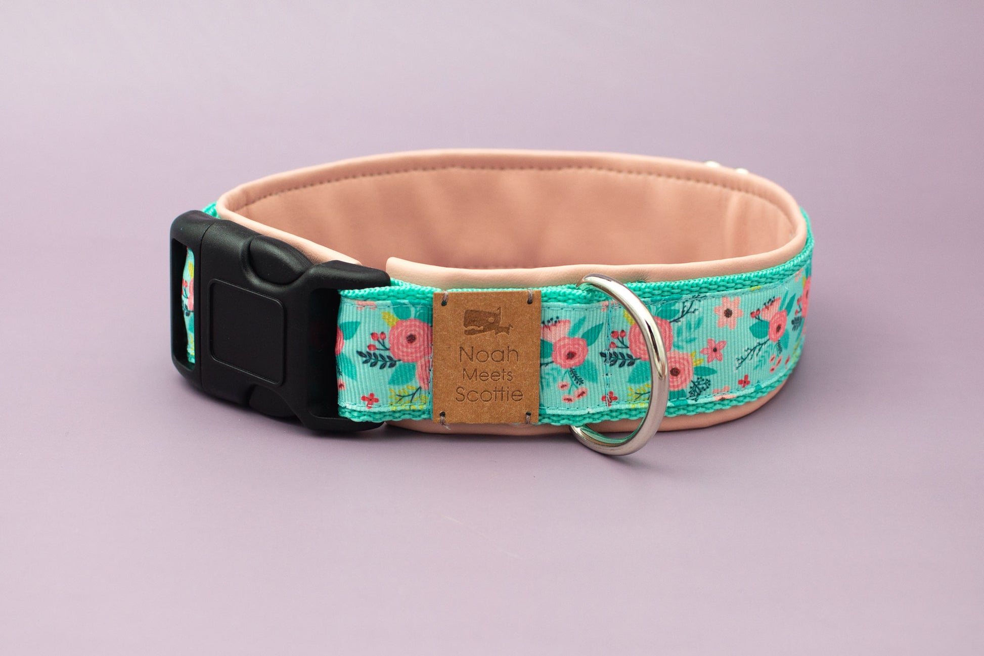 Detailansicht Hundehalsband HOLLY, romantisch, weich mit rosa Kunstleder gefüttert