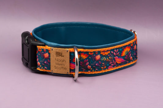 Buntes Hundehalsband Iris im Folklore Design mit Vögeln und Blumen auf lilafarbenem Hintergrund
